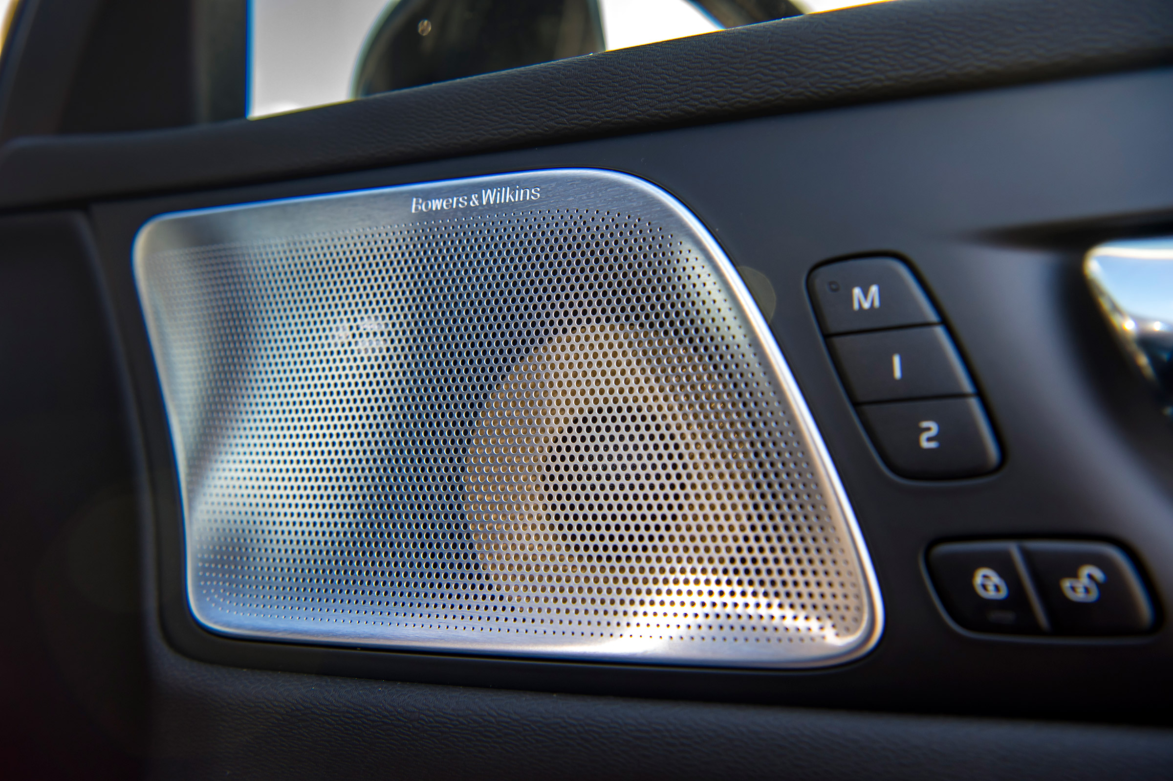 Volvo V60 T8 Twin Engine - speaker