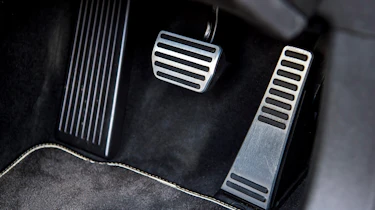 Volvo V60 T8 Twin Engine - pedals