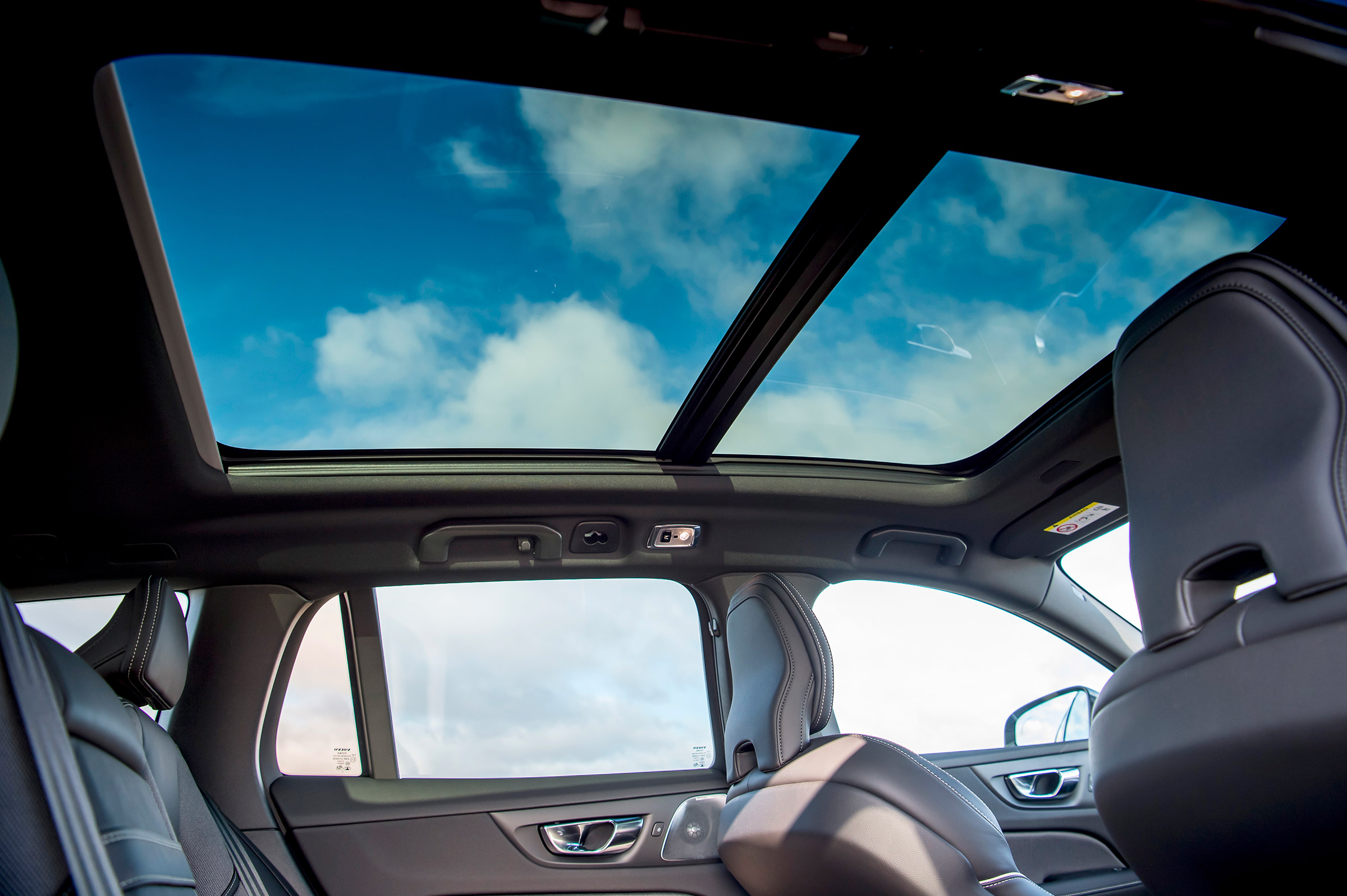 Volvo V60 T8 Twin Engine - panoramic roof