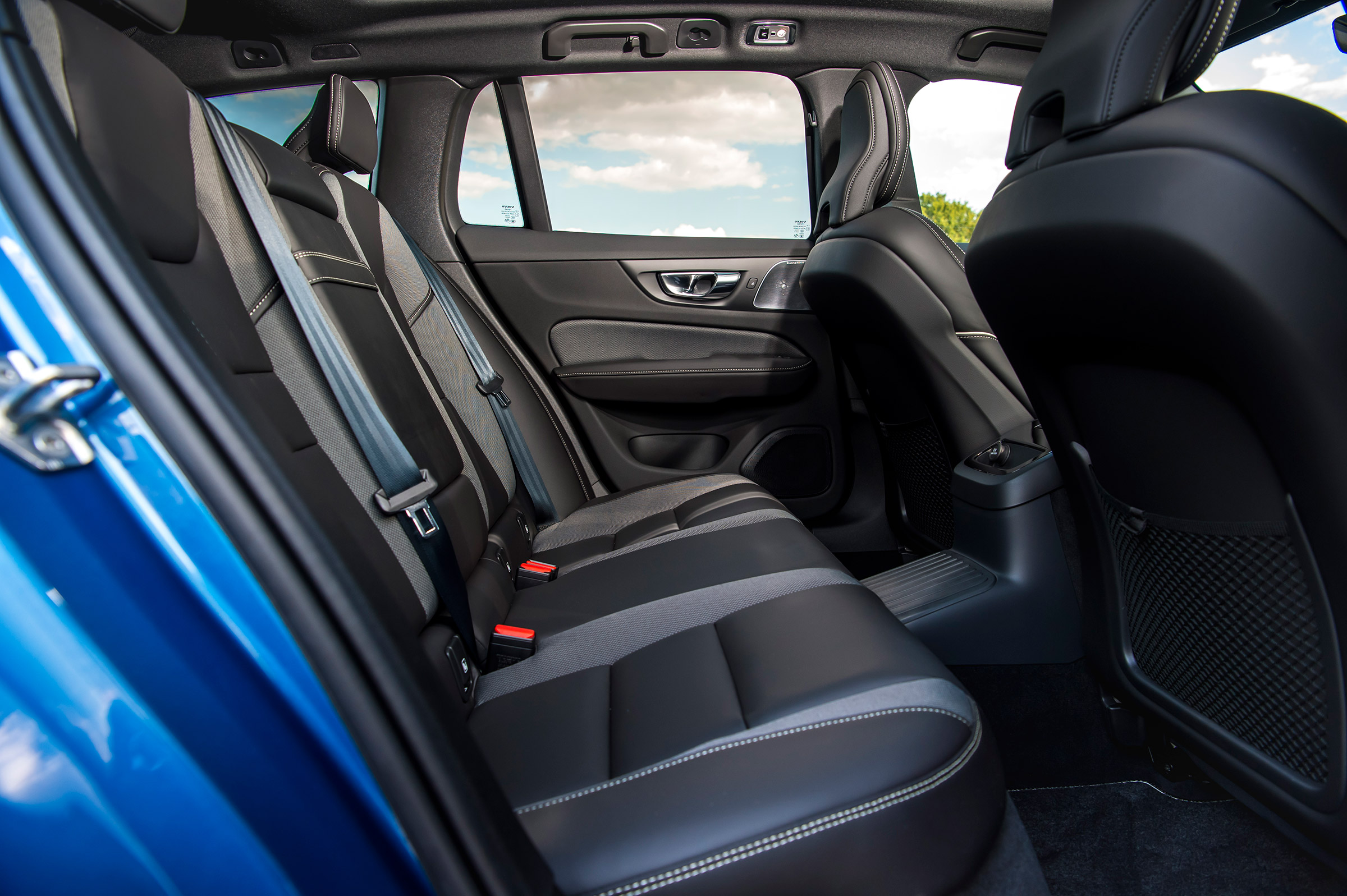 Volvo V60 T8 Twin Engine - rear seats