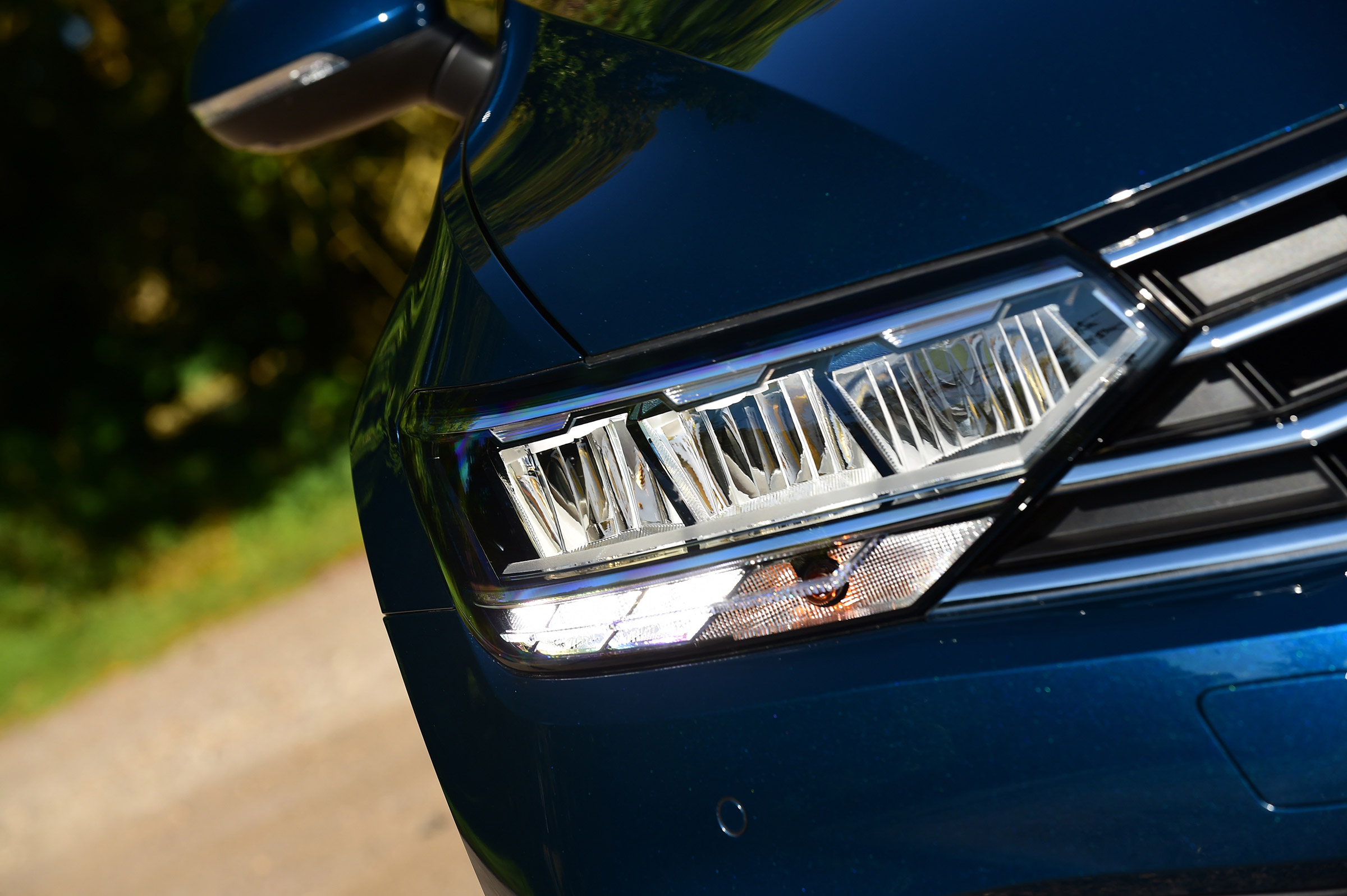 Volkswagen Passat - front light