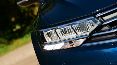 Volkswagen Passat - front light