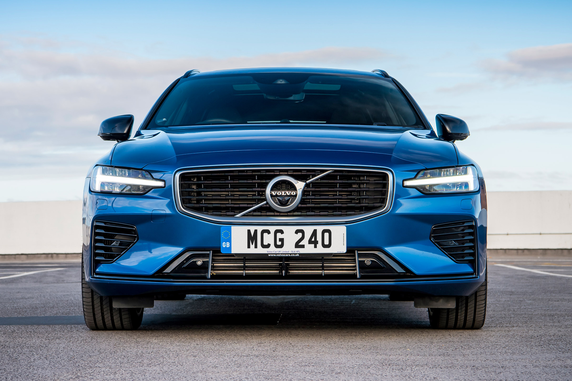 Volvo V60 T8 Twin Engine - full front