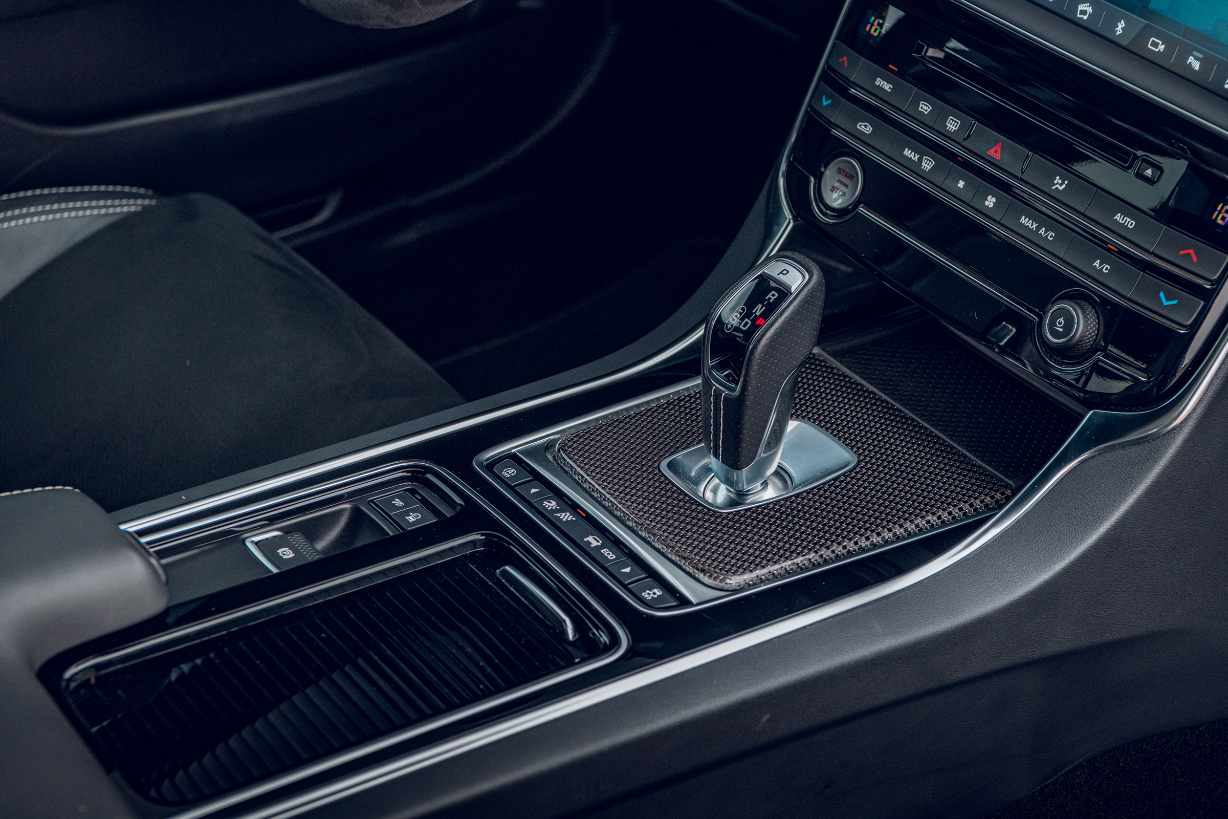 Jaguar XE Project 8 - console