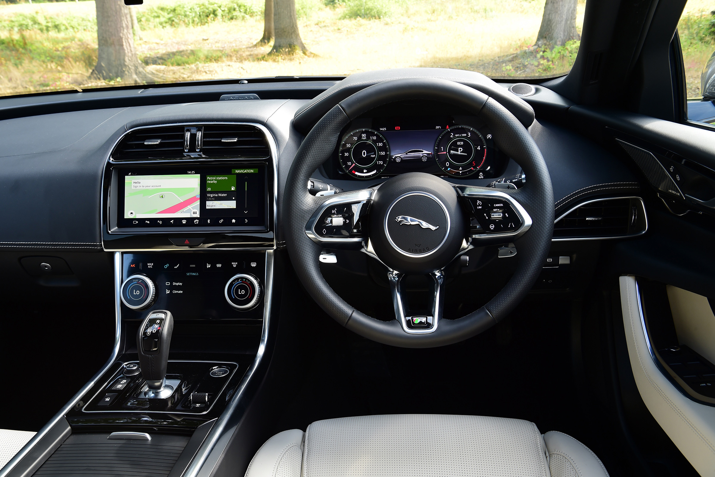 Jaguar XE -interior