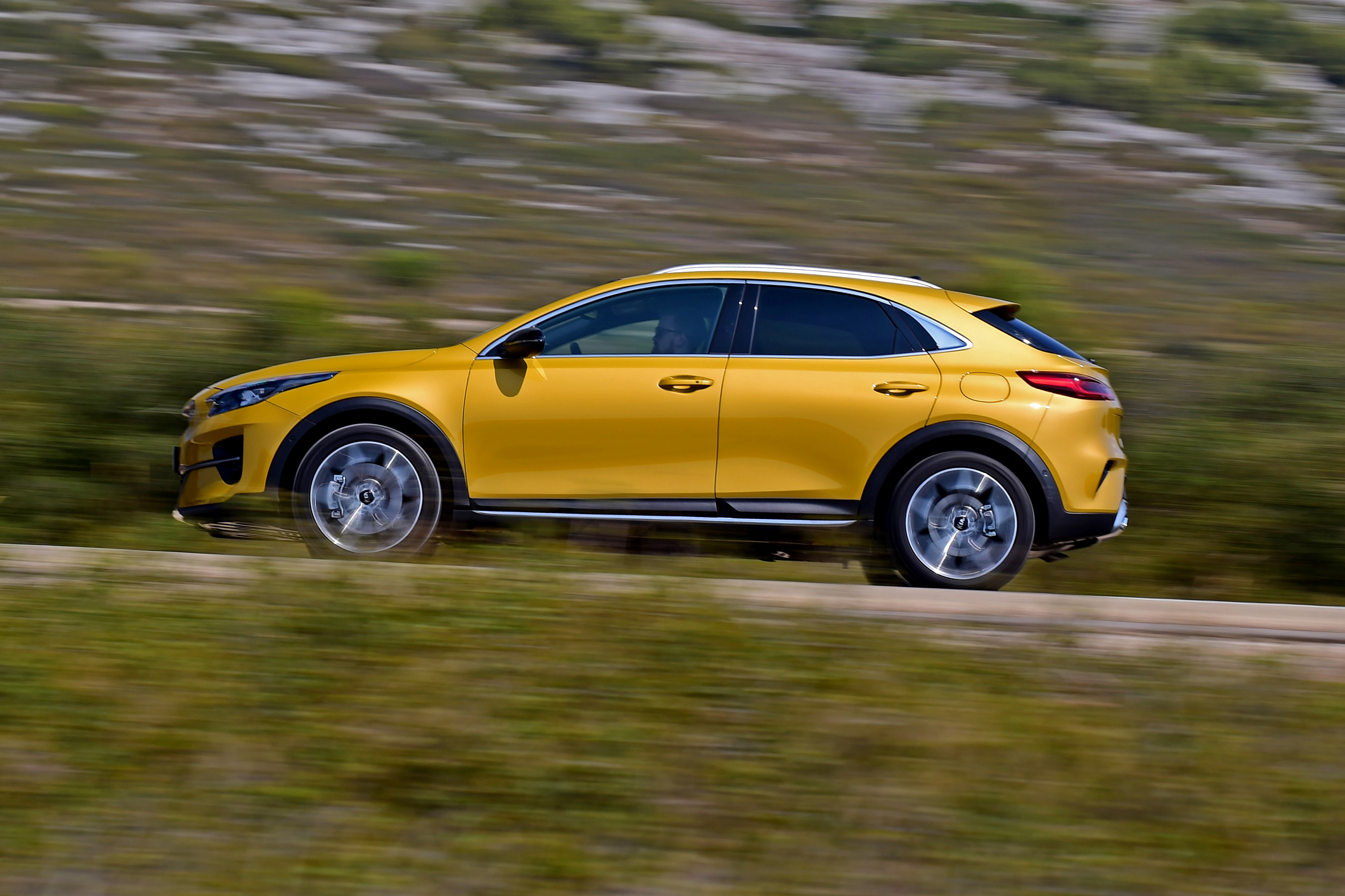 Kia XCeed - side shot