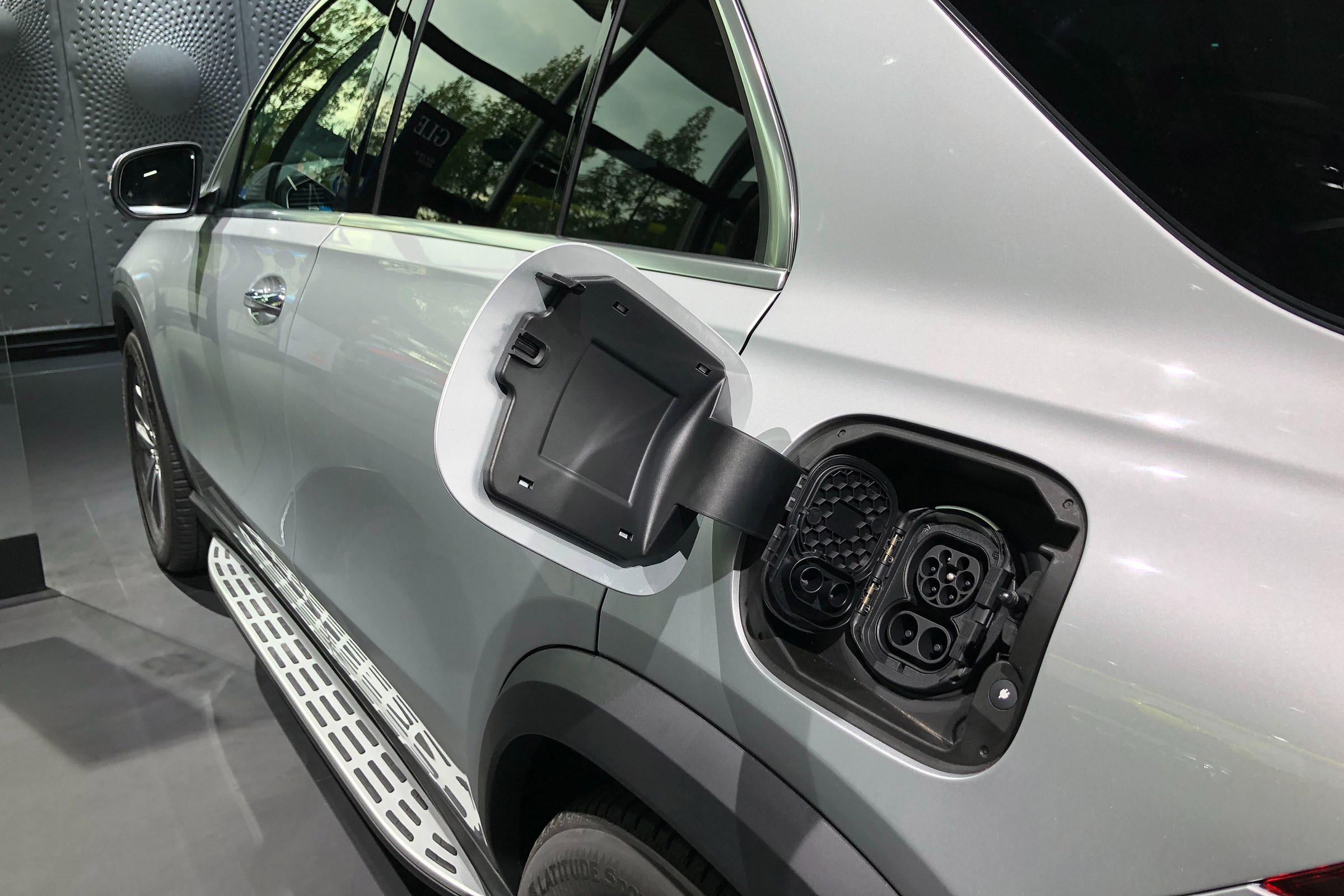 Mercedes GLE 350 de - Frankfurt charging point