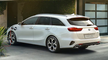 Kia Ceed Sportswagon PHEV - front 3/4 static charging