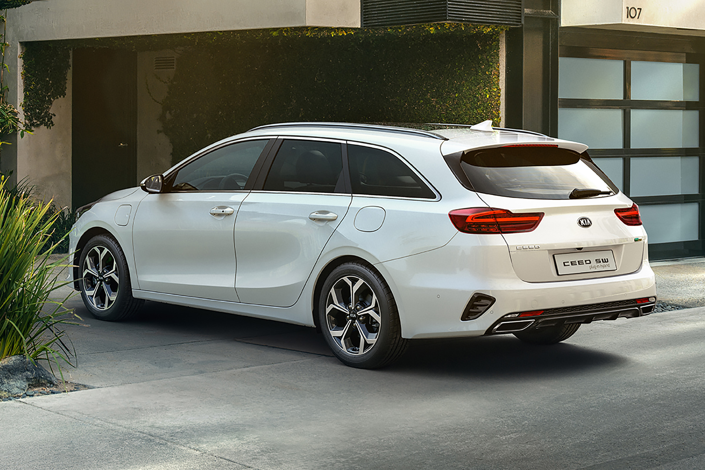 Kia Ceed Sportswagon PHEV - front 3/4 static 