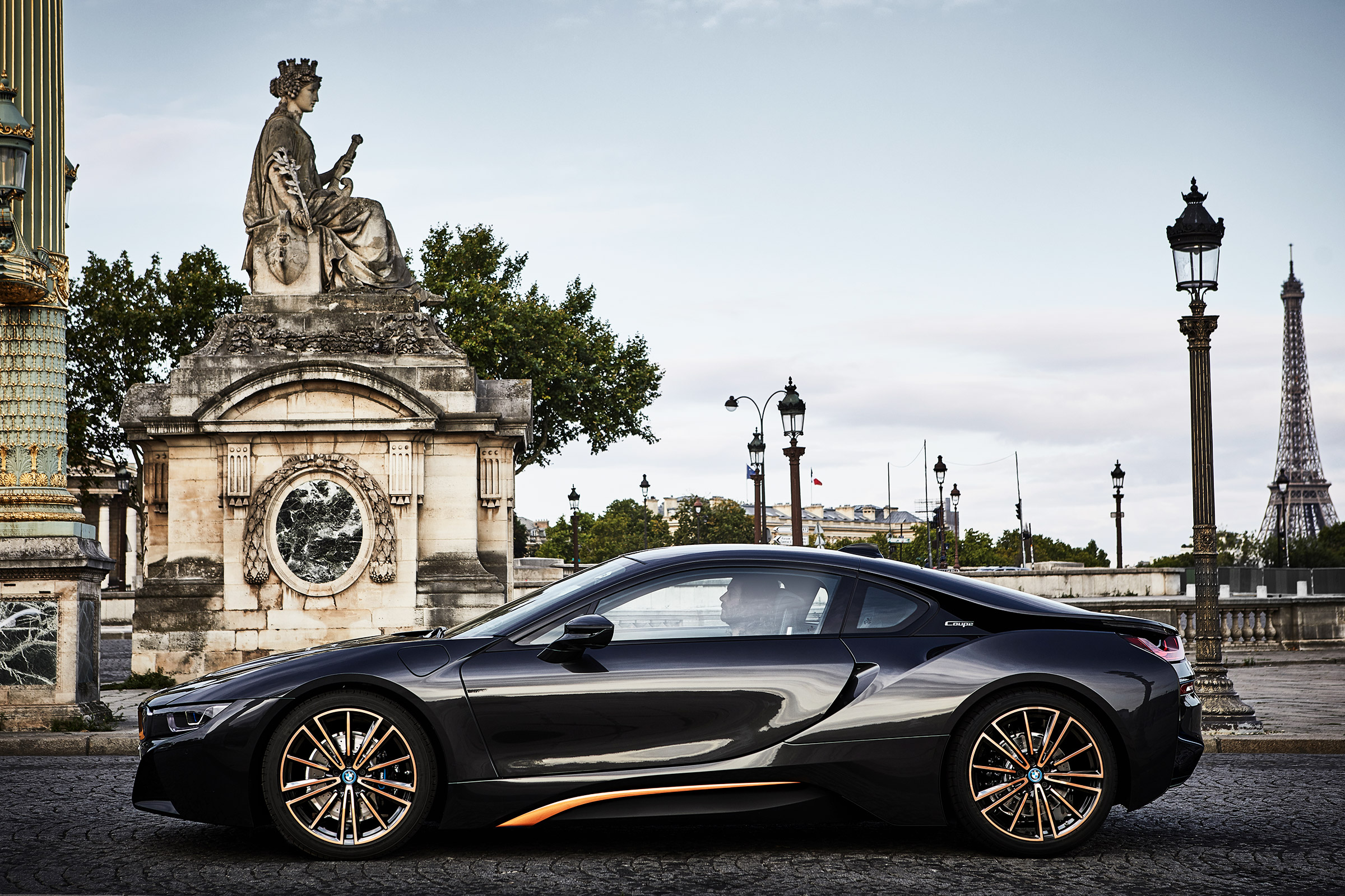 BMW i8 Ultimate Sophisto Edition - side