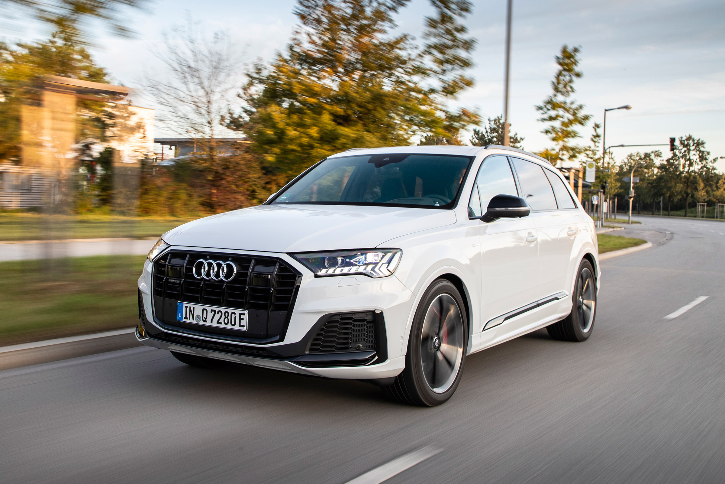 Audi Q7 60 TFSI e - front tracking