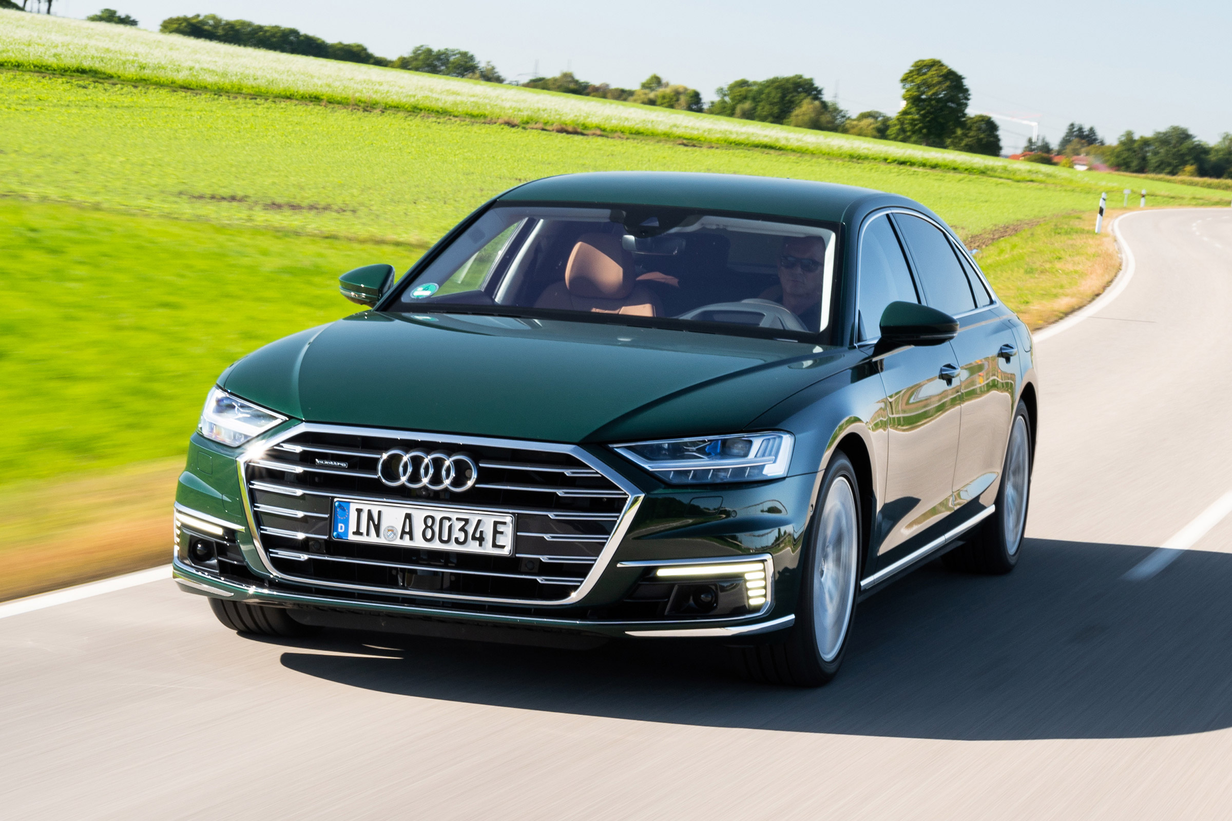 Audi A8 60 TFSI e - front tracking