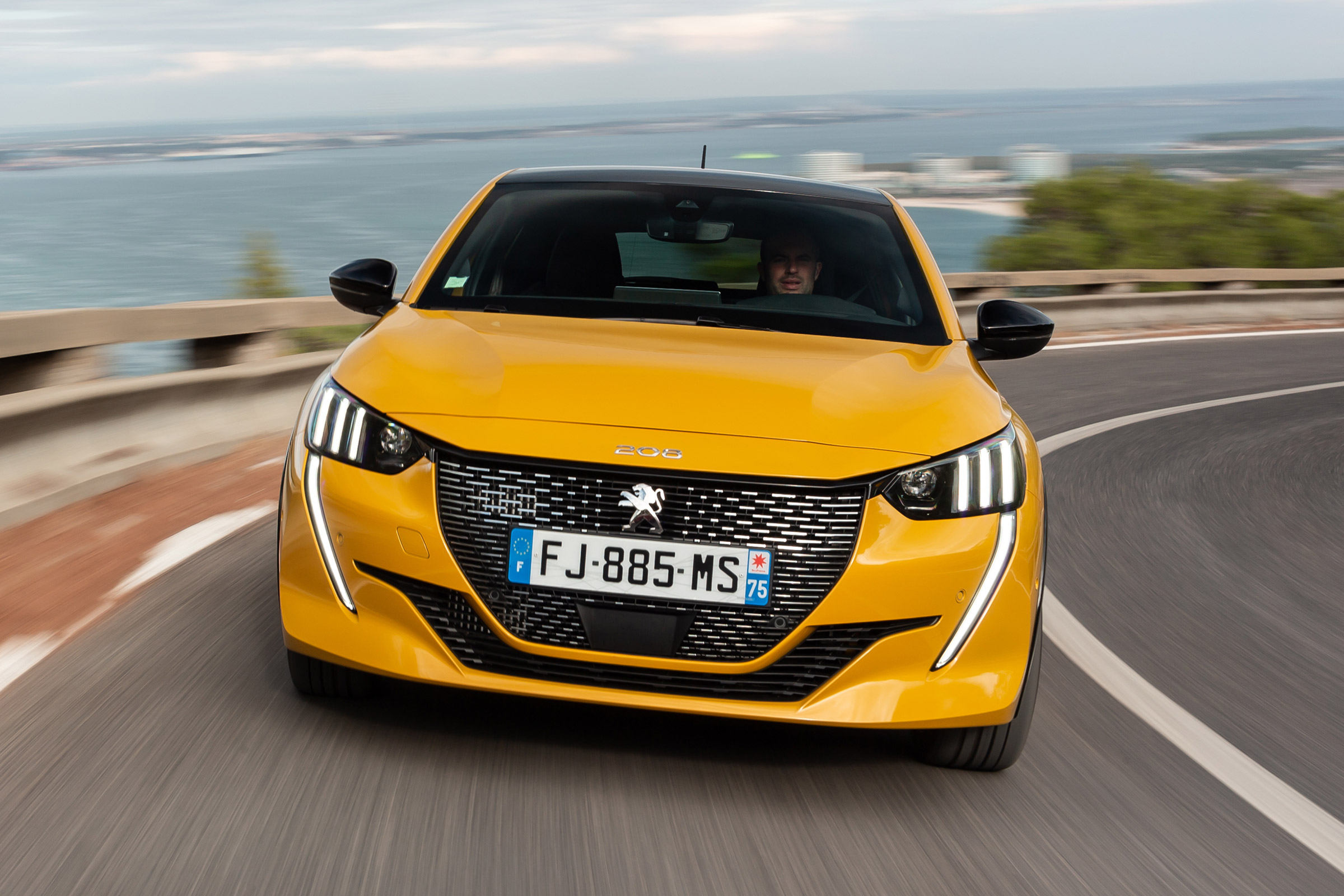 Peugeot 208 - full front