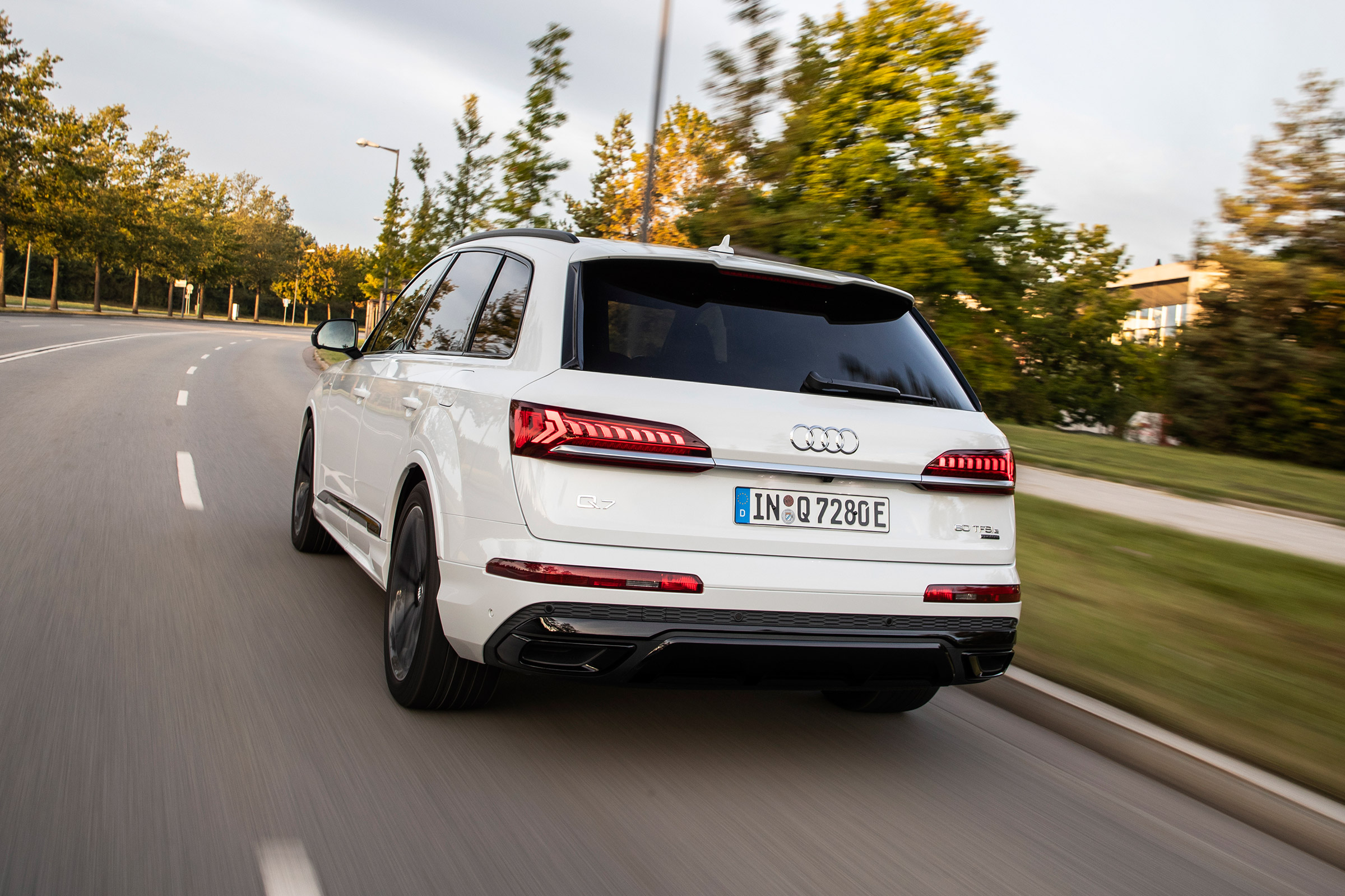 Audi Q7 60 TFSI e - rear tracking