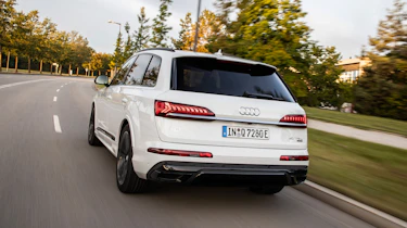 Audi Q7 60 TFSI e - rear tracking