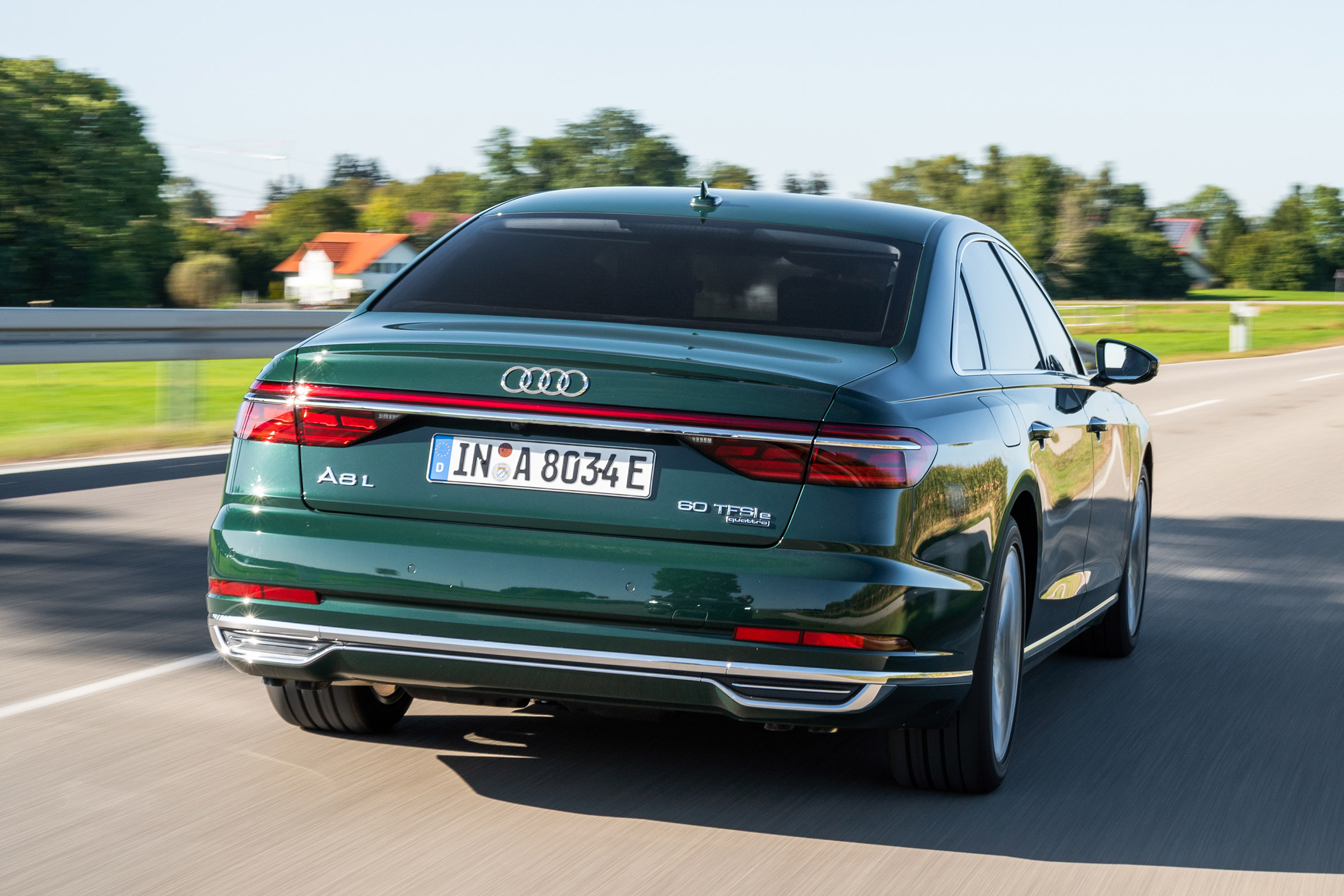Audi A8 60 TFSI e - rear tracking