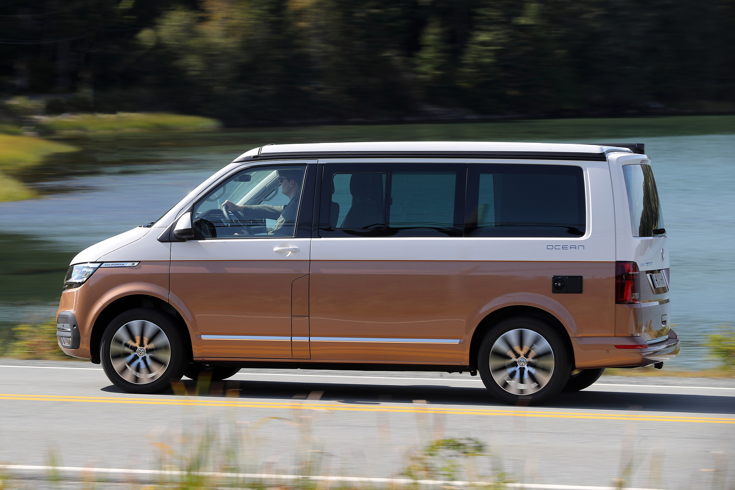 Volkswagen California T6.1 - side action