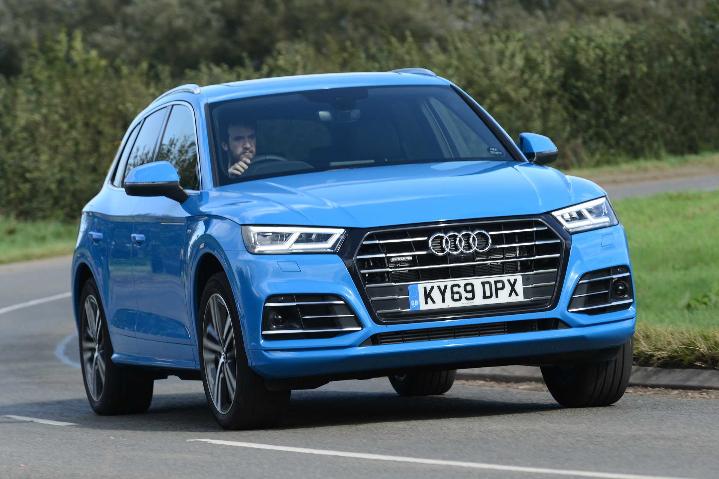 Audi Q5 TFSI e - front action