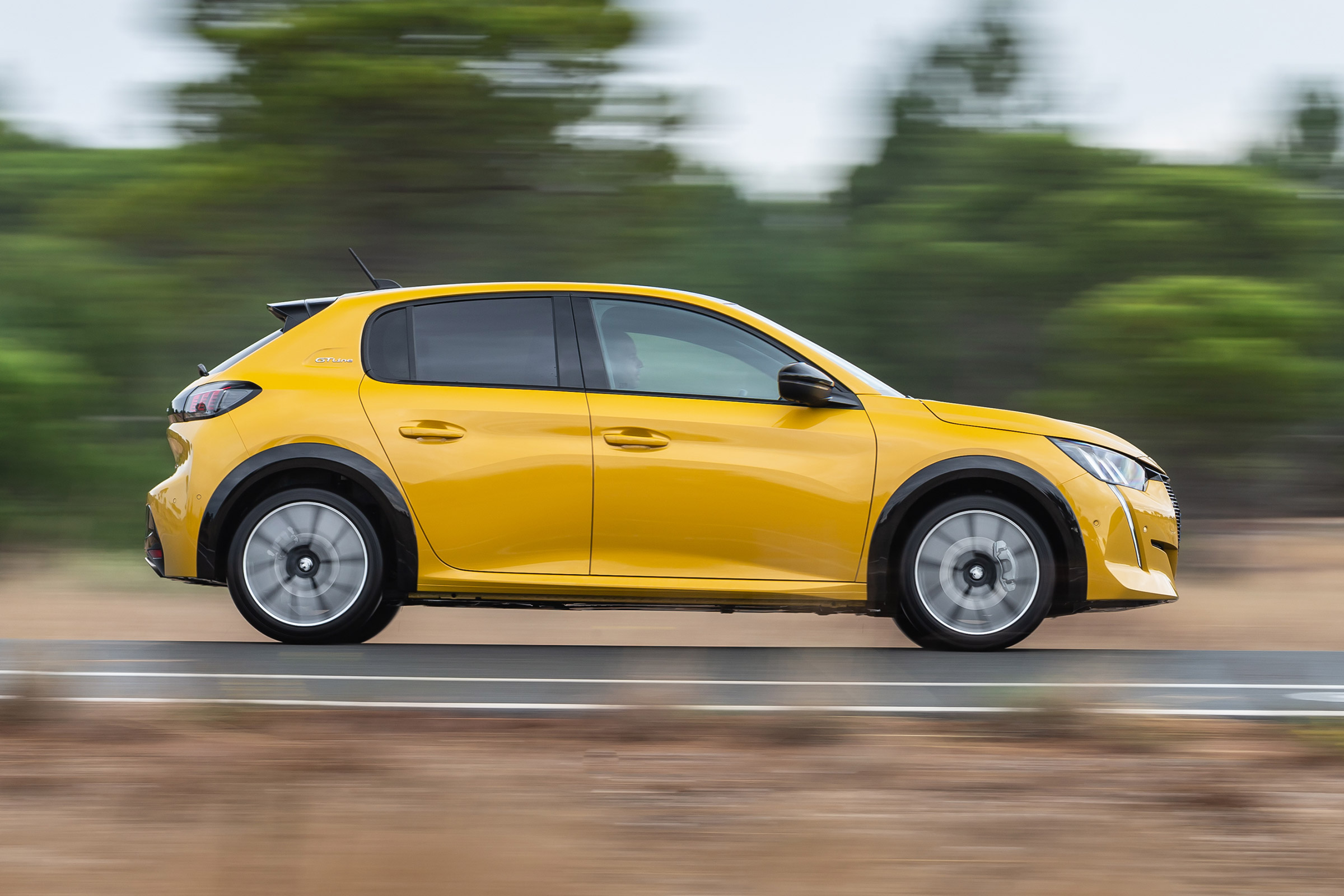 Peugeot 208 - side