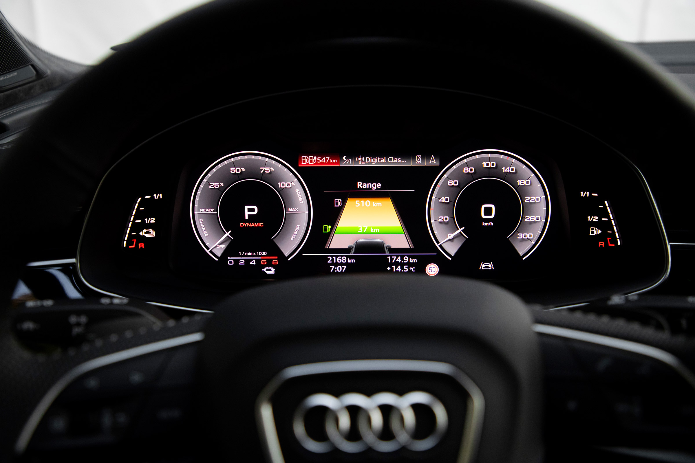 Audi Q7 60 TFSI e - dials