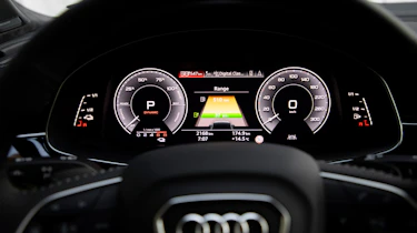 Audi Q7 60 TFSI e - dials