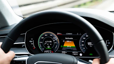 Audi A8 60 TFSI e - dials
