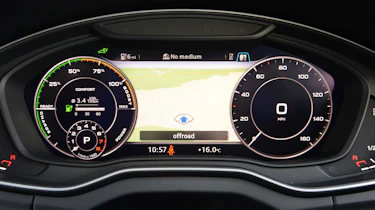 Audi Q5 TFSI e - dials