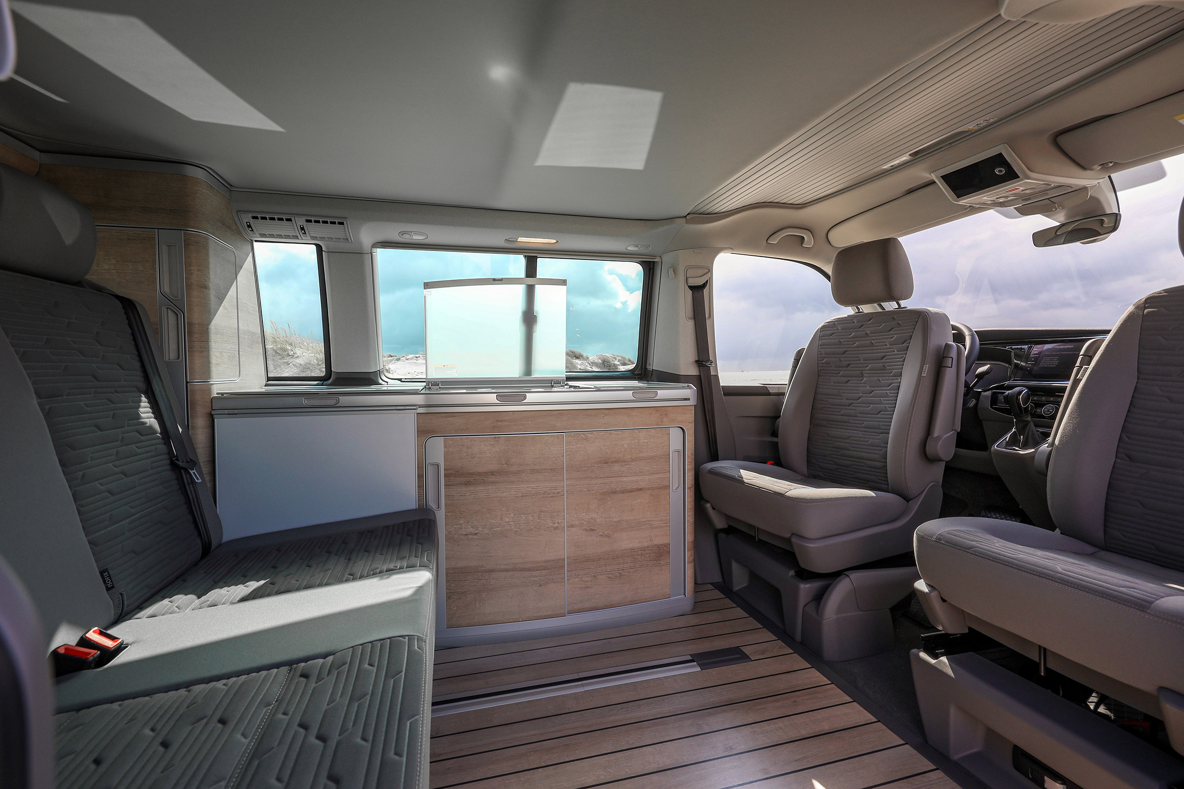 Volkswagen California T6.1 - cabin no table