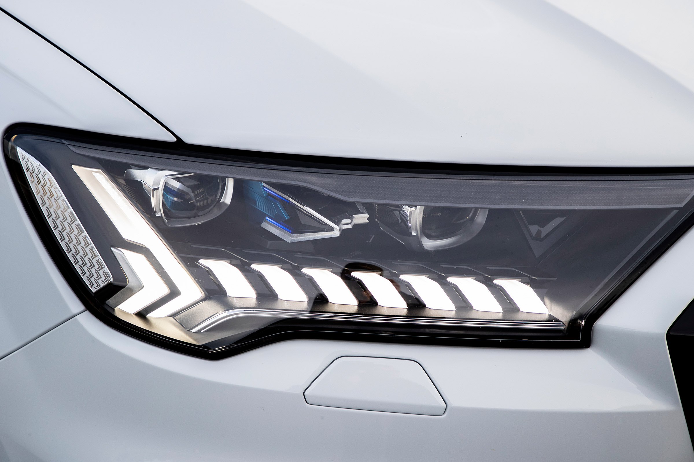 Audi Q7 60 TFSI e - front light
