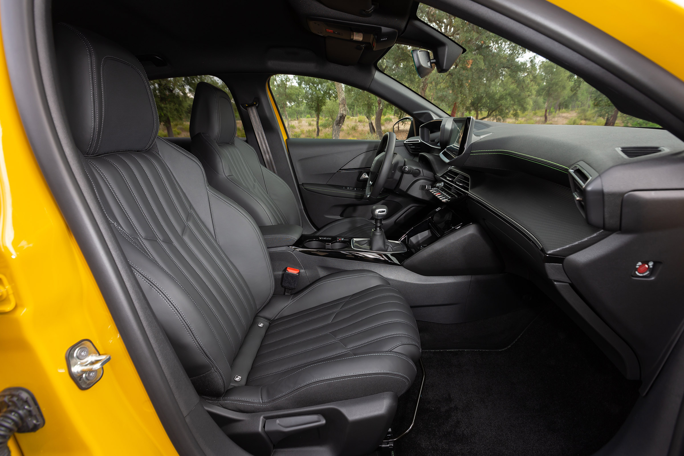 Peugeot 208 - front seats
