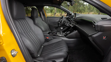 Peugeot 208 - front seats