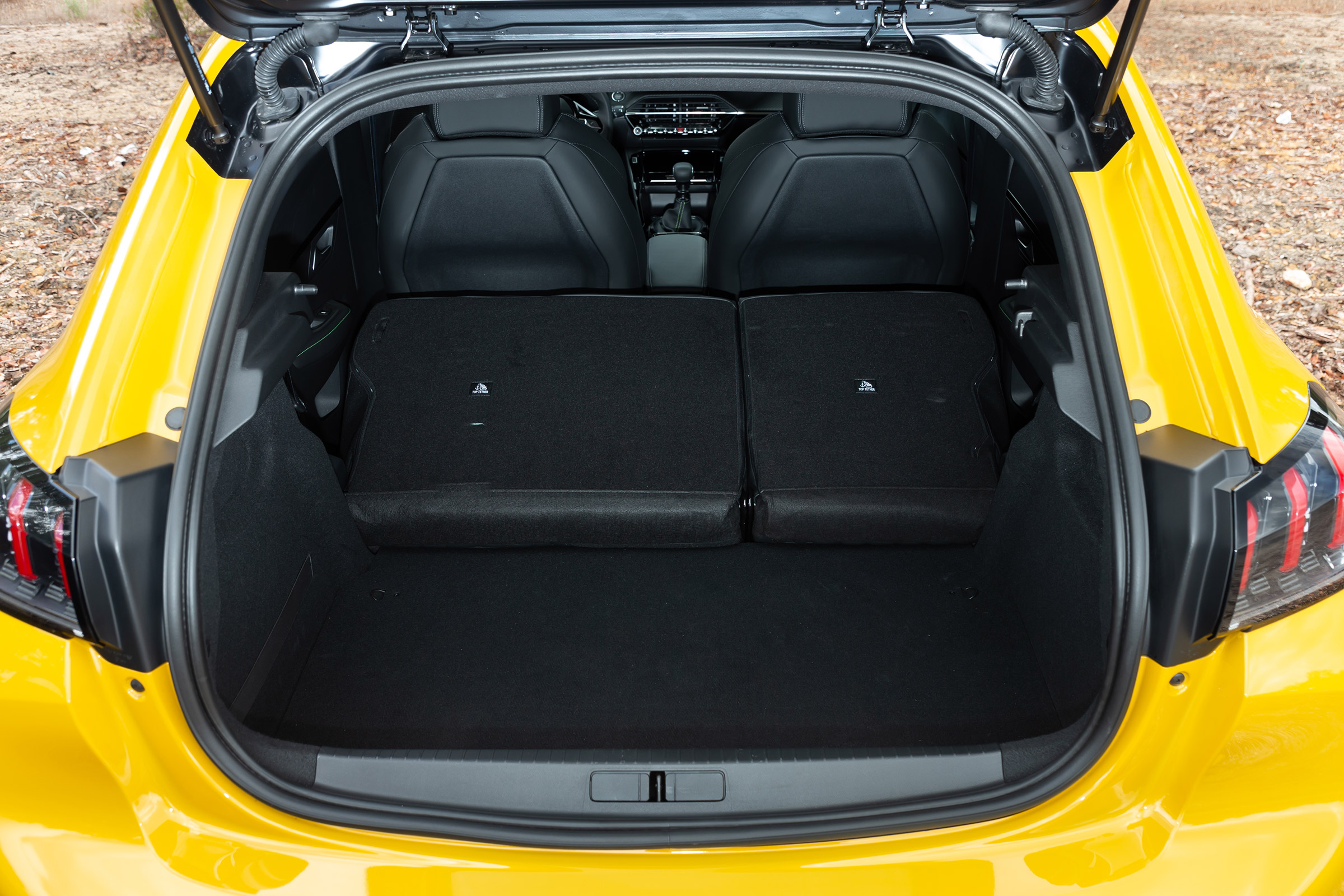 Peugeot 208 - boot seats down
