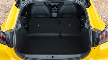 Peugeot 208 - boot seats down