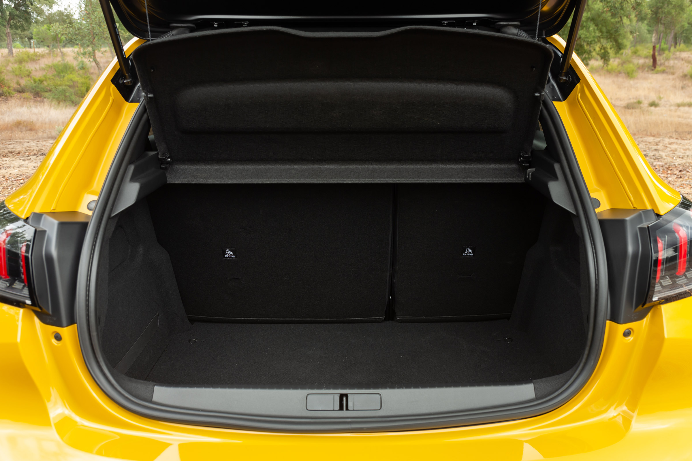 Peugeot 208 - boot