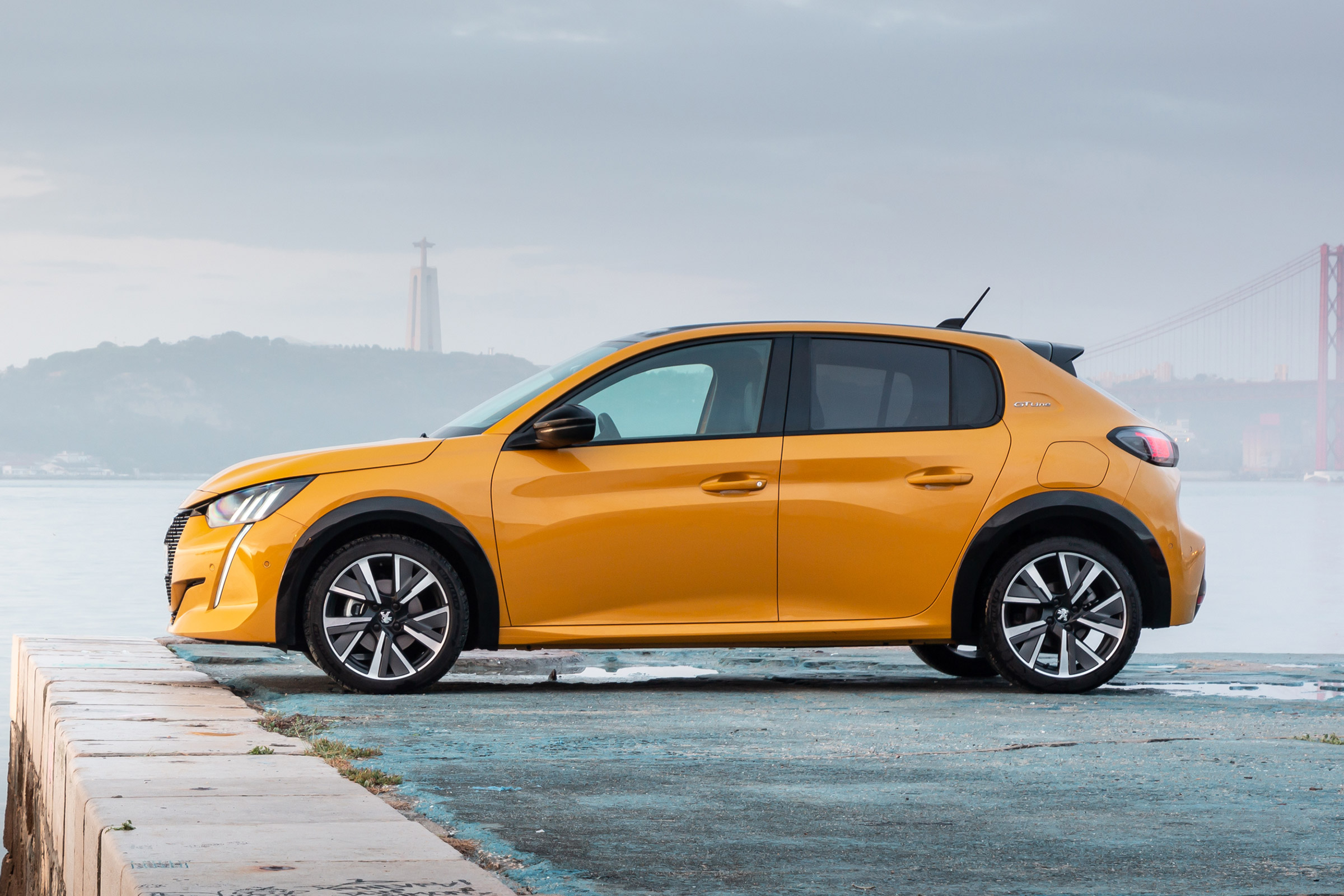 Peugeot 208 - side static