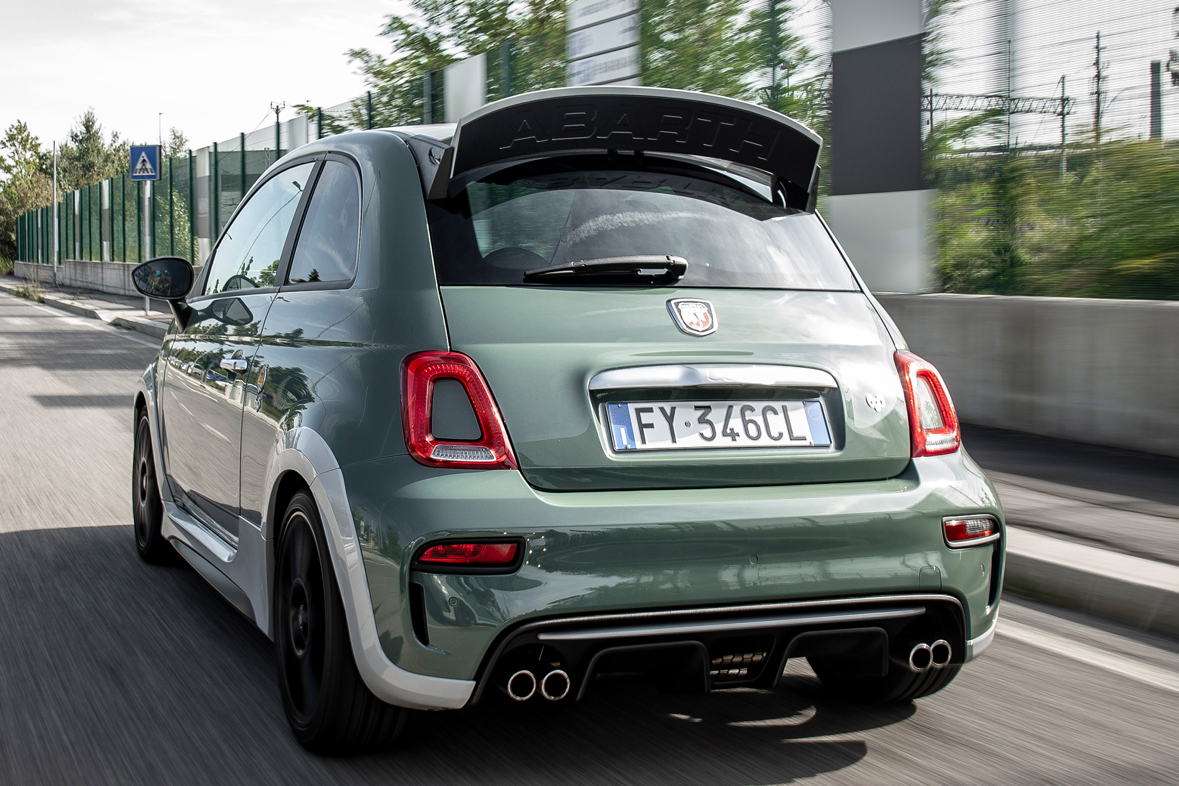 Abarth 695 70th Anniversario - rear tracking