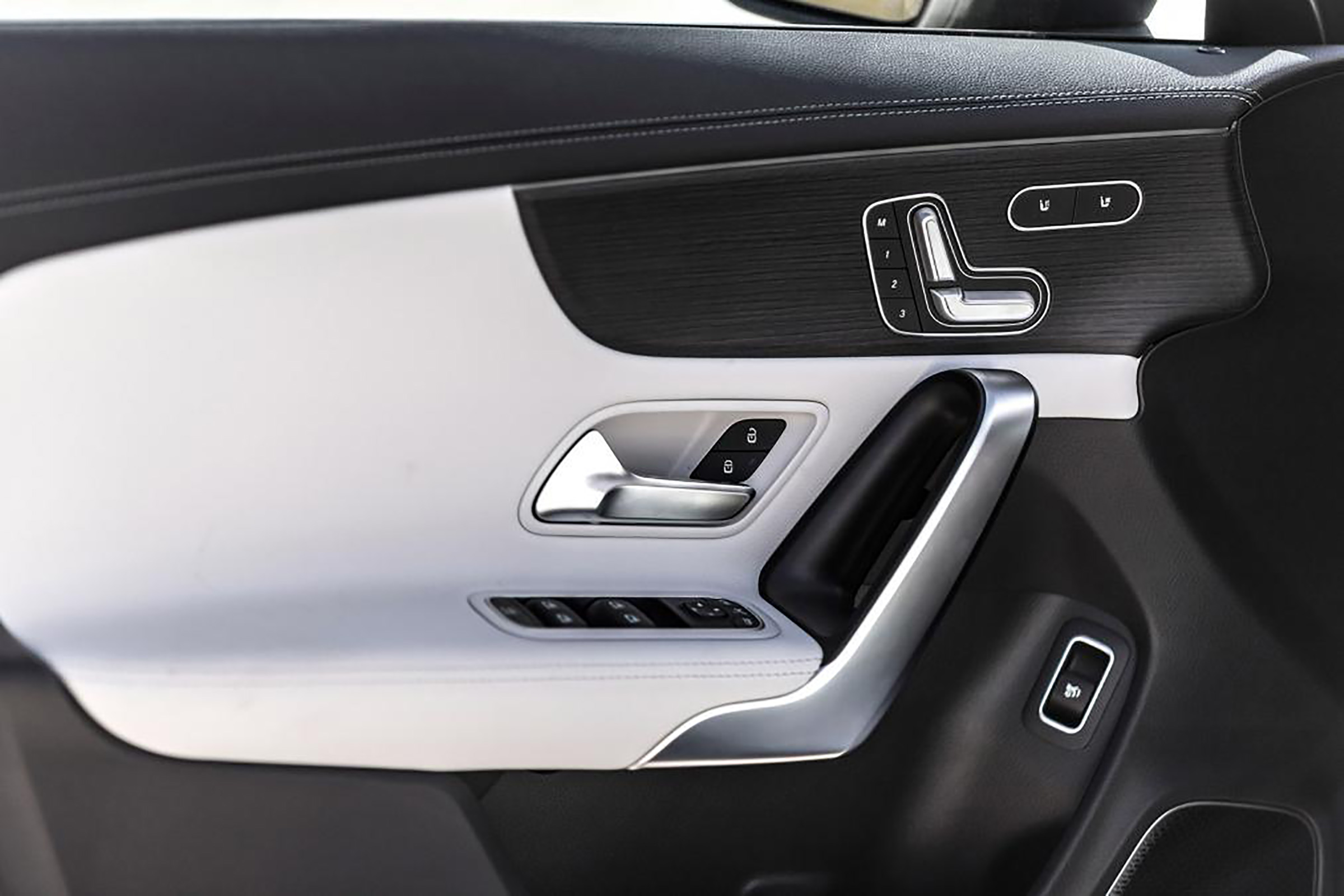 Mercedes CLA - door
