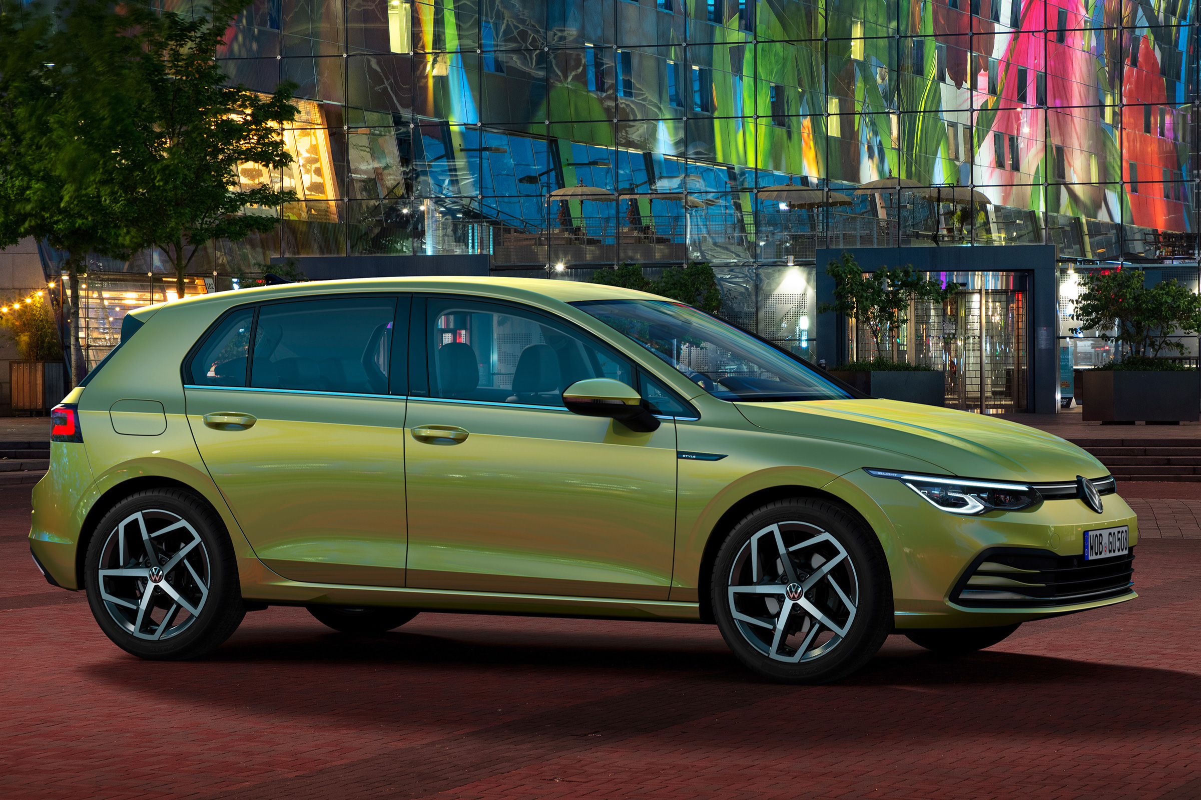Volkswagen Golf - front 3/4 static