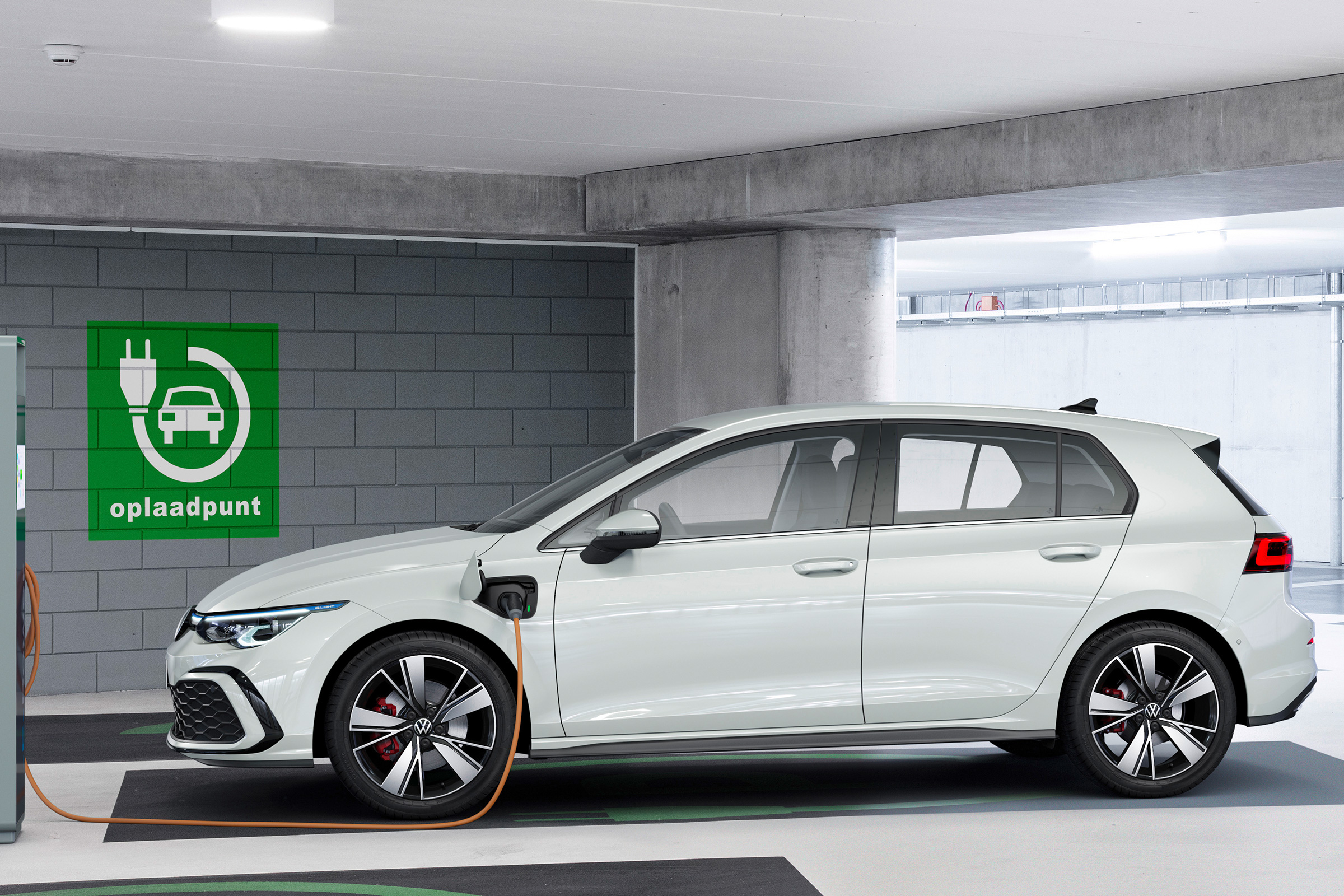Volkswagen Golf GTE - charging