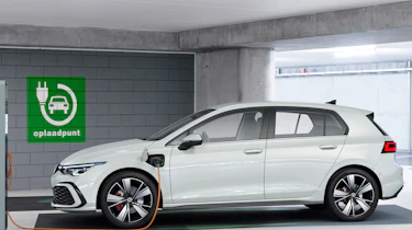 Volkswagen Golf GTE - charging
