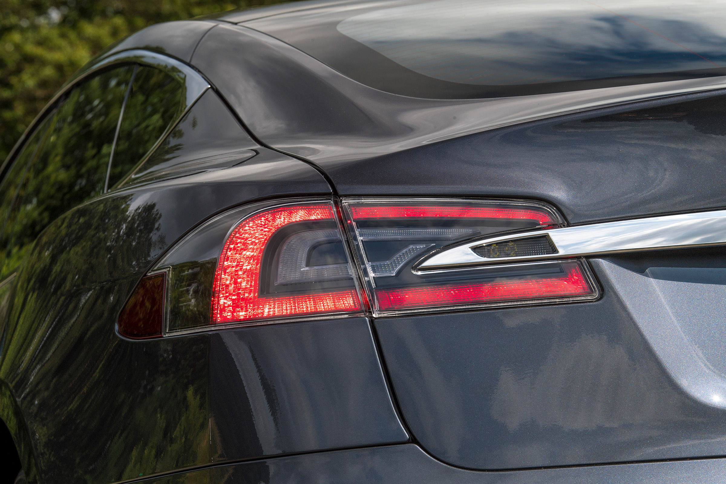 Tesla Model S - light