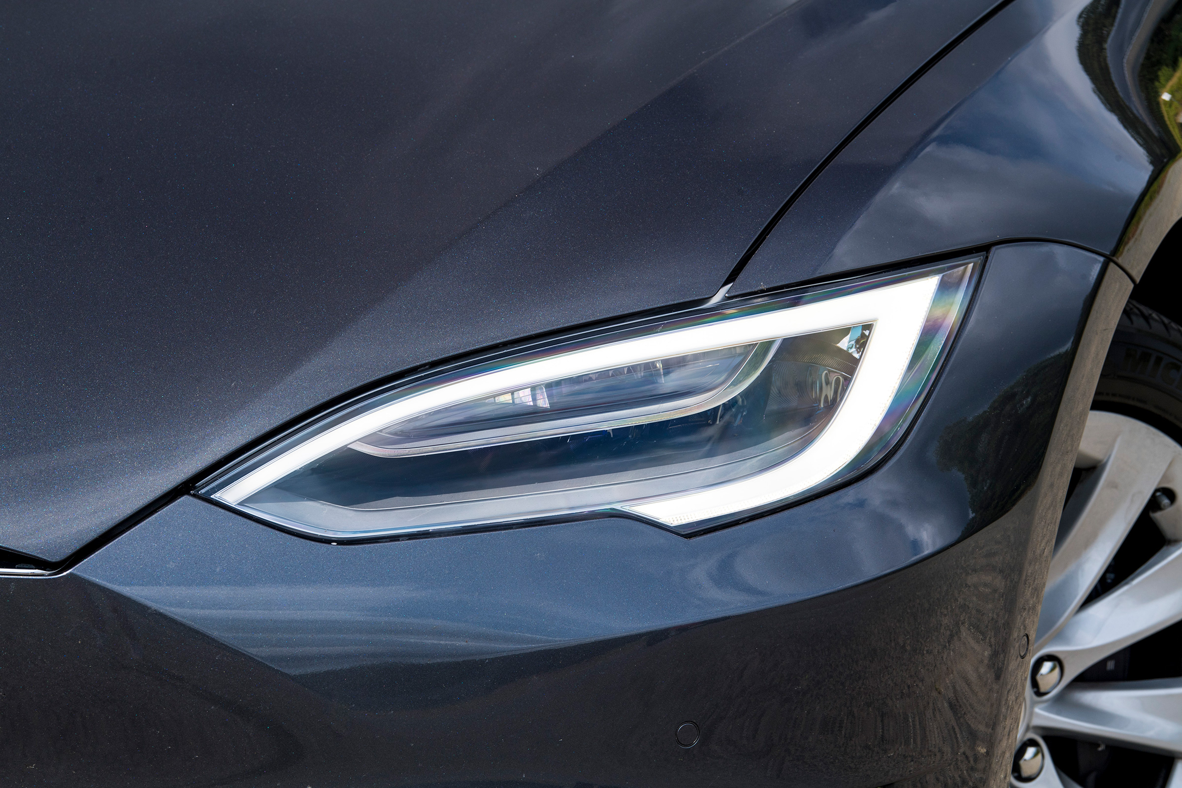 Tesla Model S - light