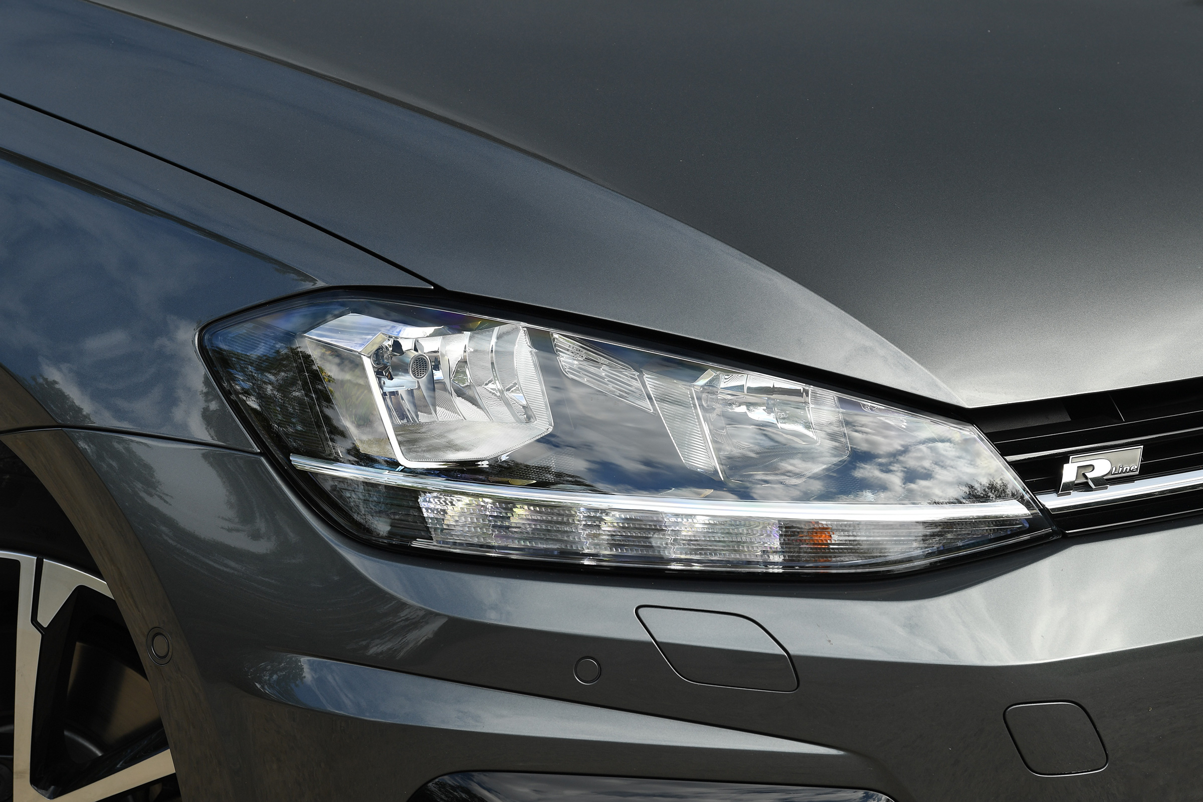 Volkswagen Golf - headlight