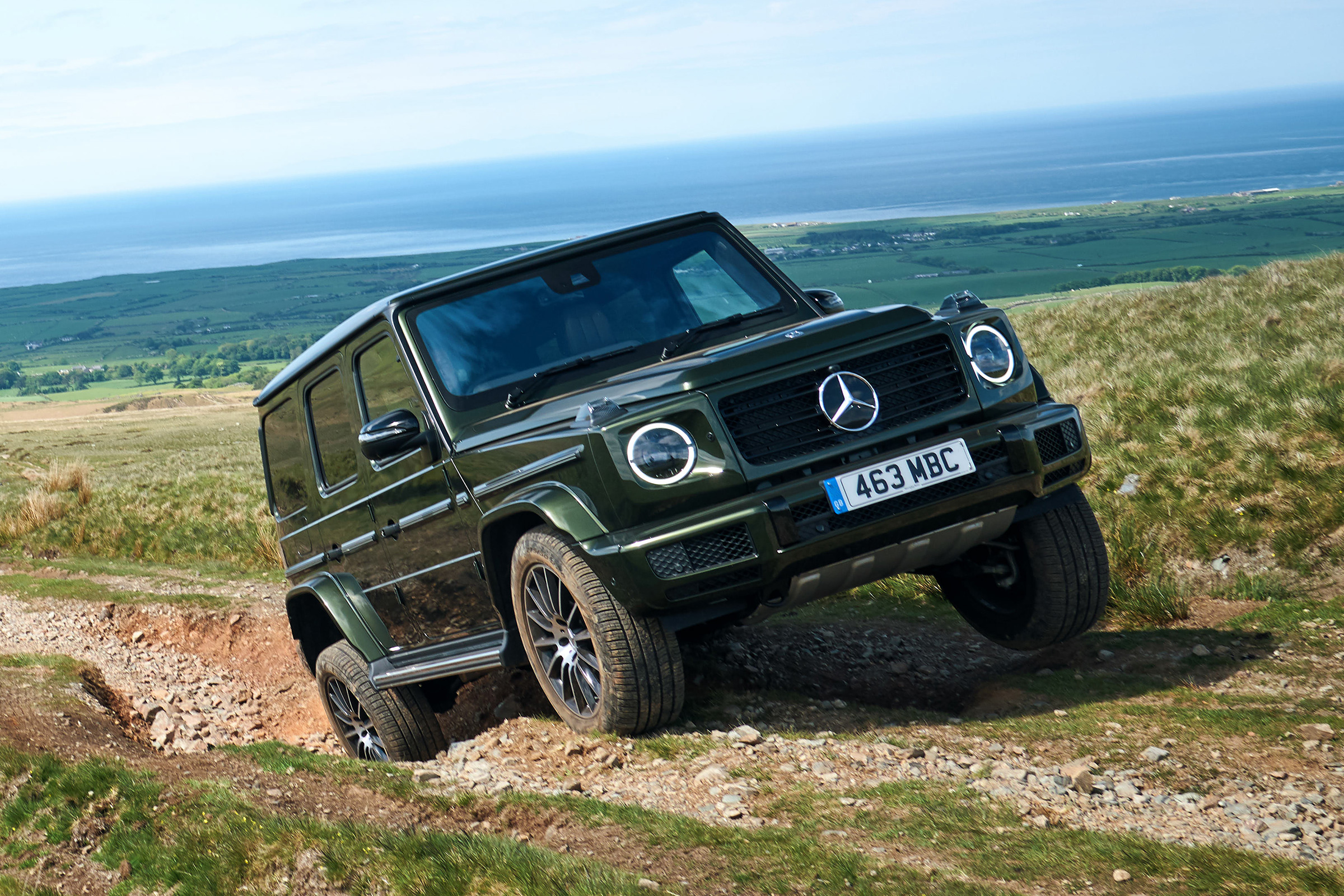 Mercedes G 350 d - front tracking off road