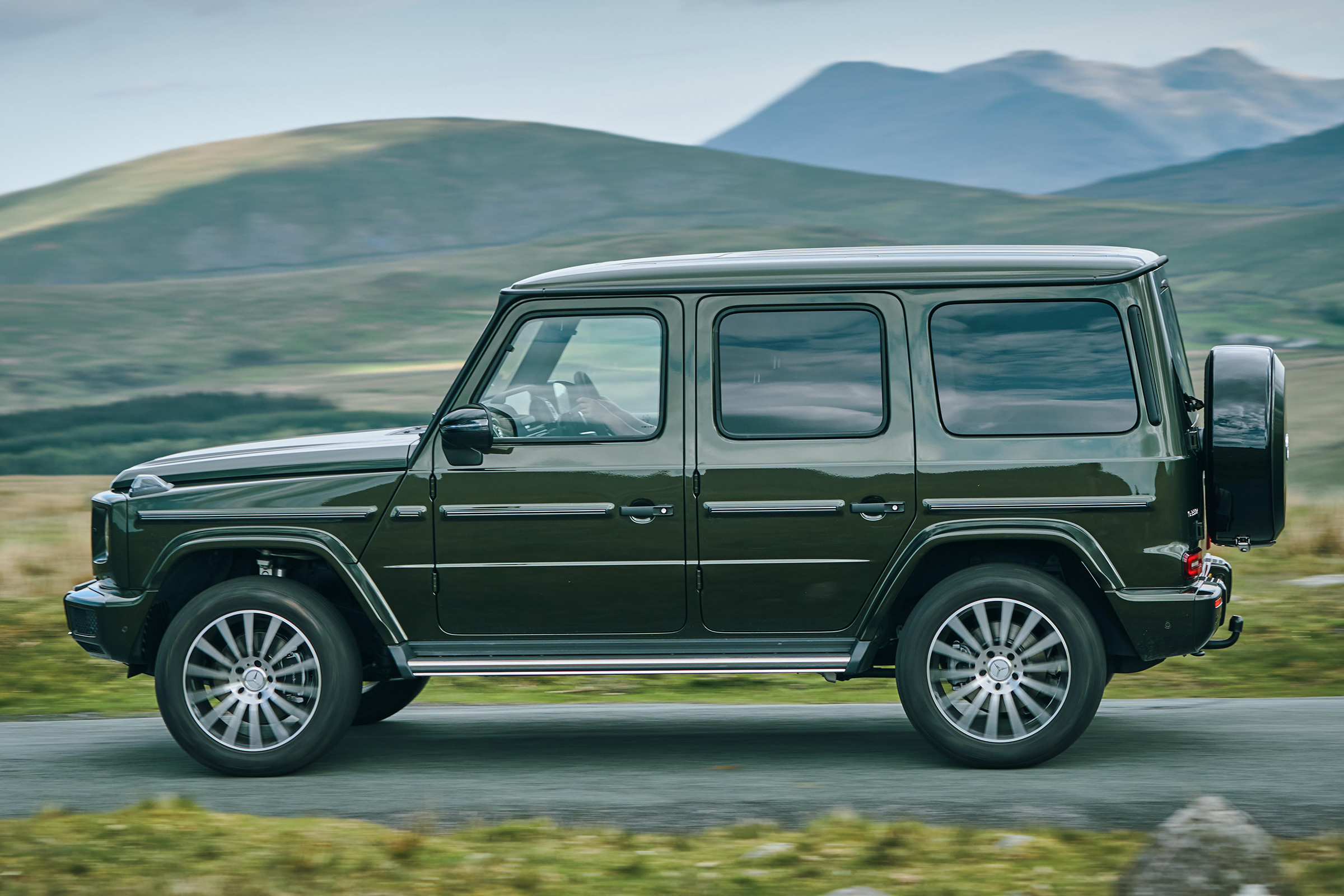 Mercedes G 350 d - side tracking