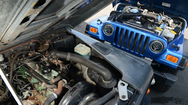 Land Rover Defender vs Jeep Wrangler - modern classics engines