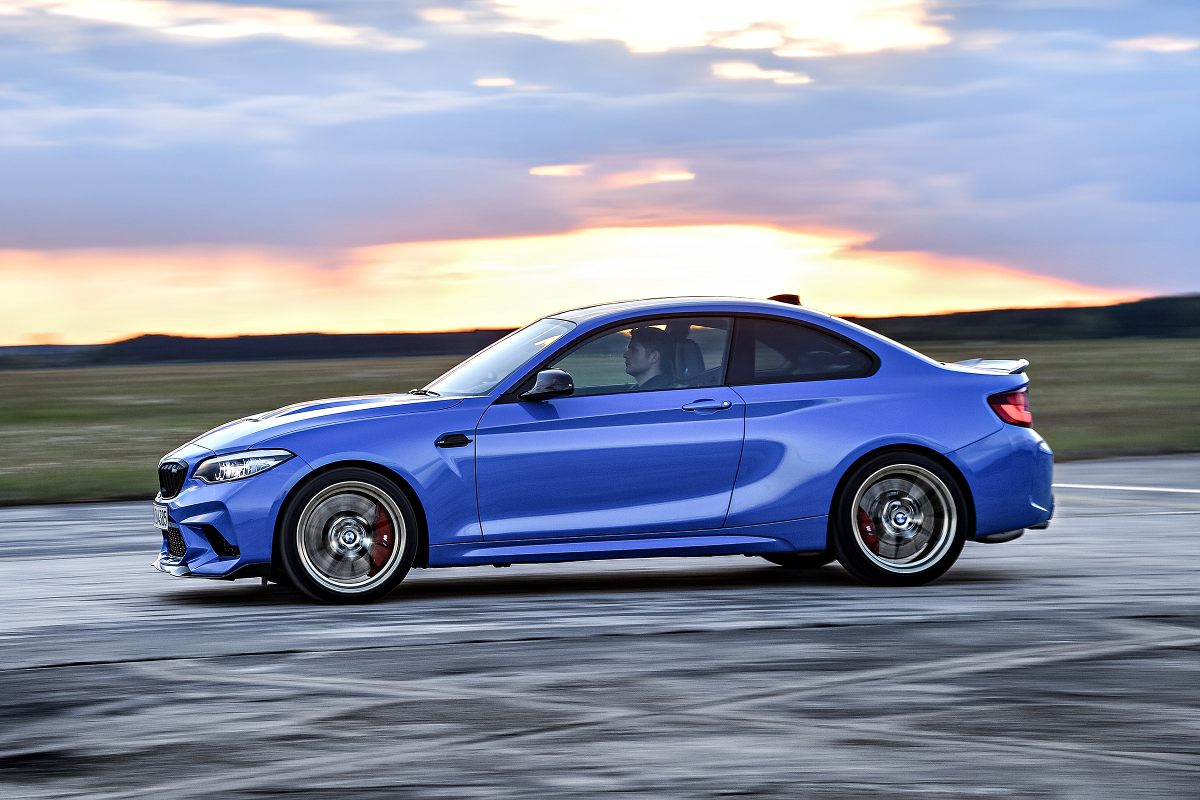 BMW M2 CS - side action