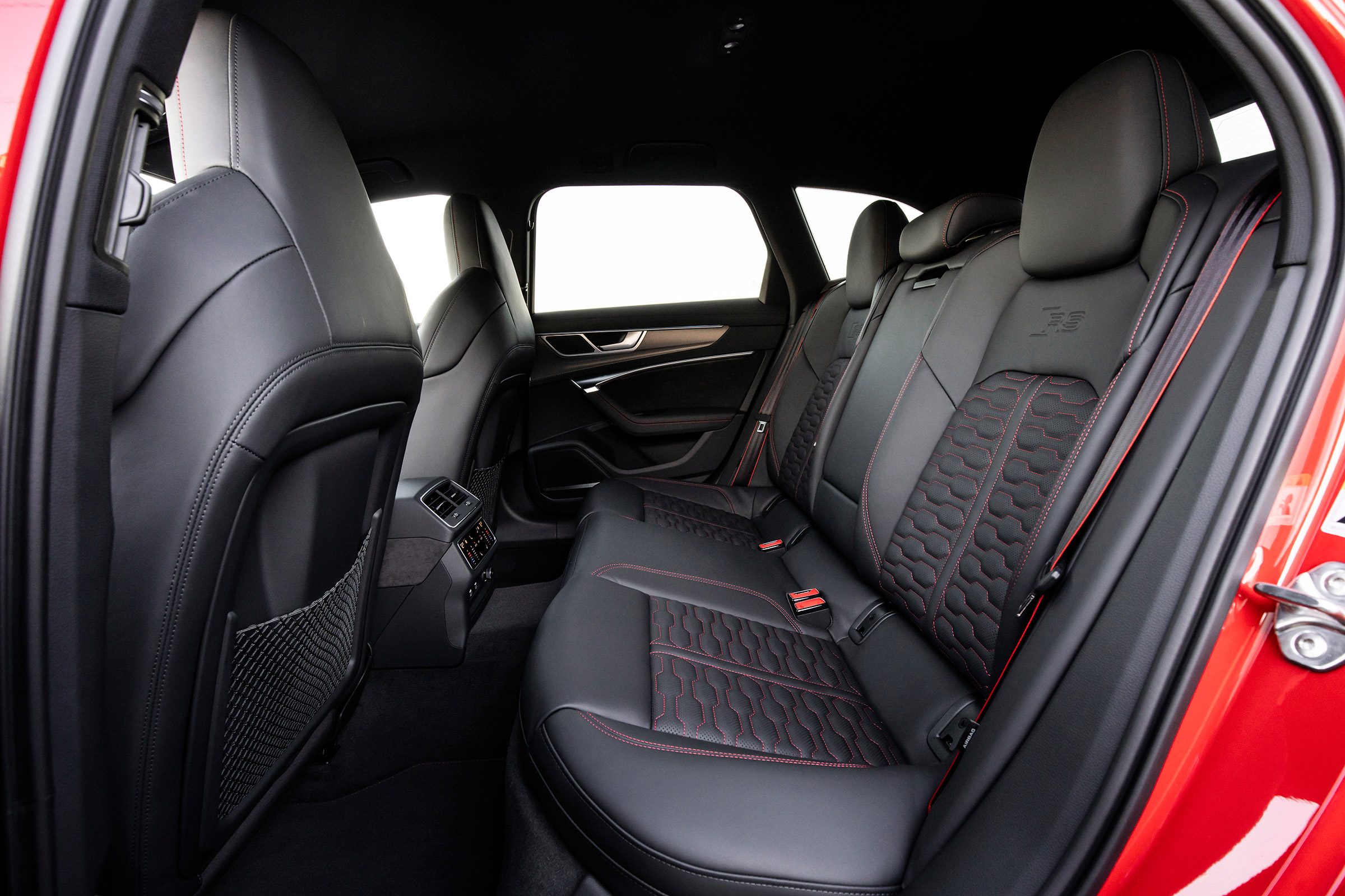 Audi RS 6 Avant - rear seats