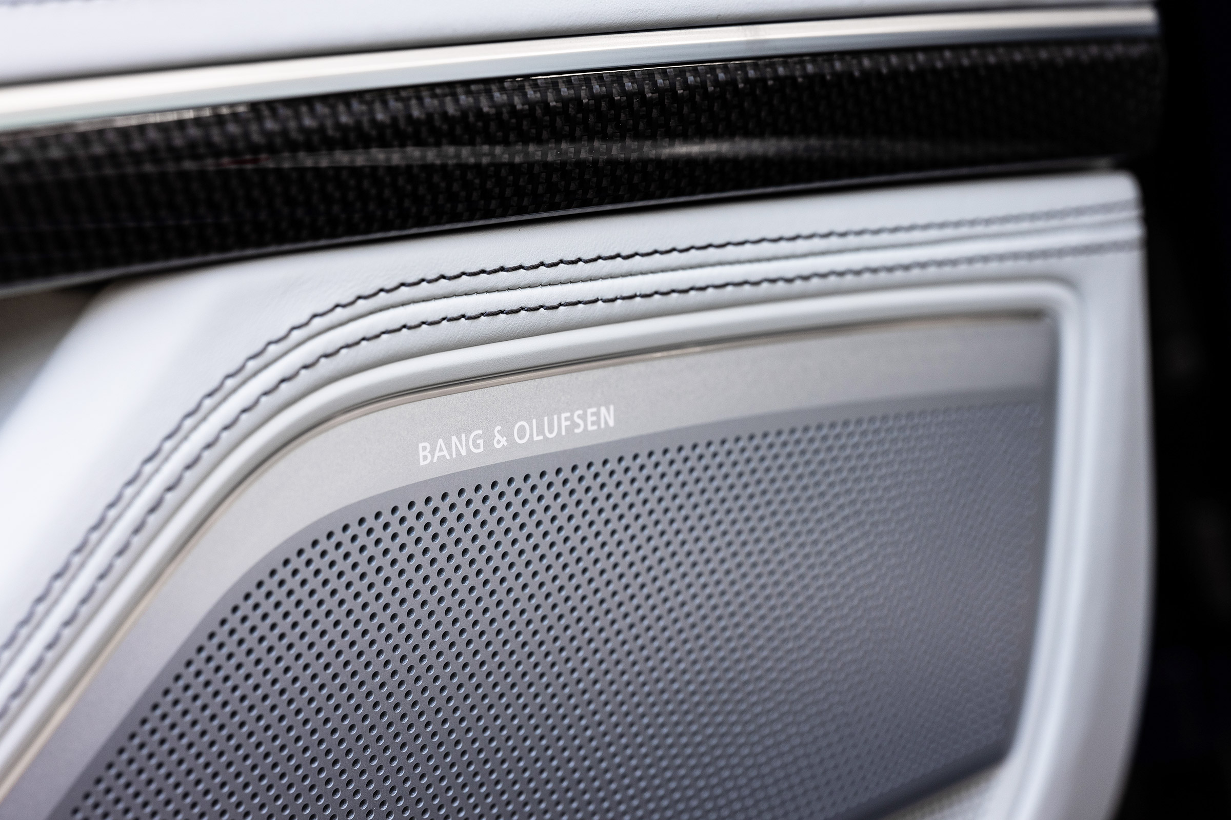 Audi S8 - speaker