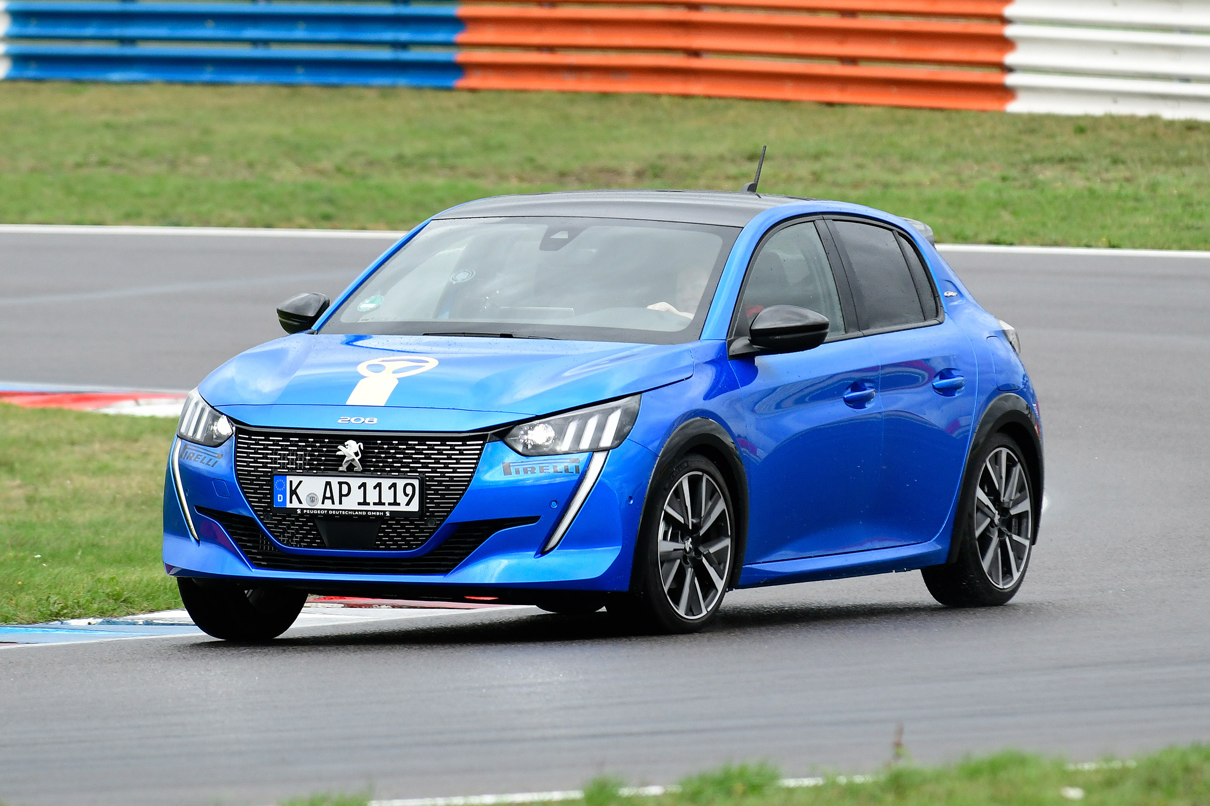 Peugeot 208 - front cornering